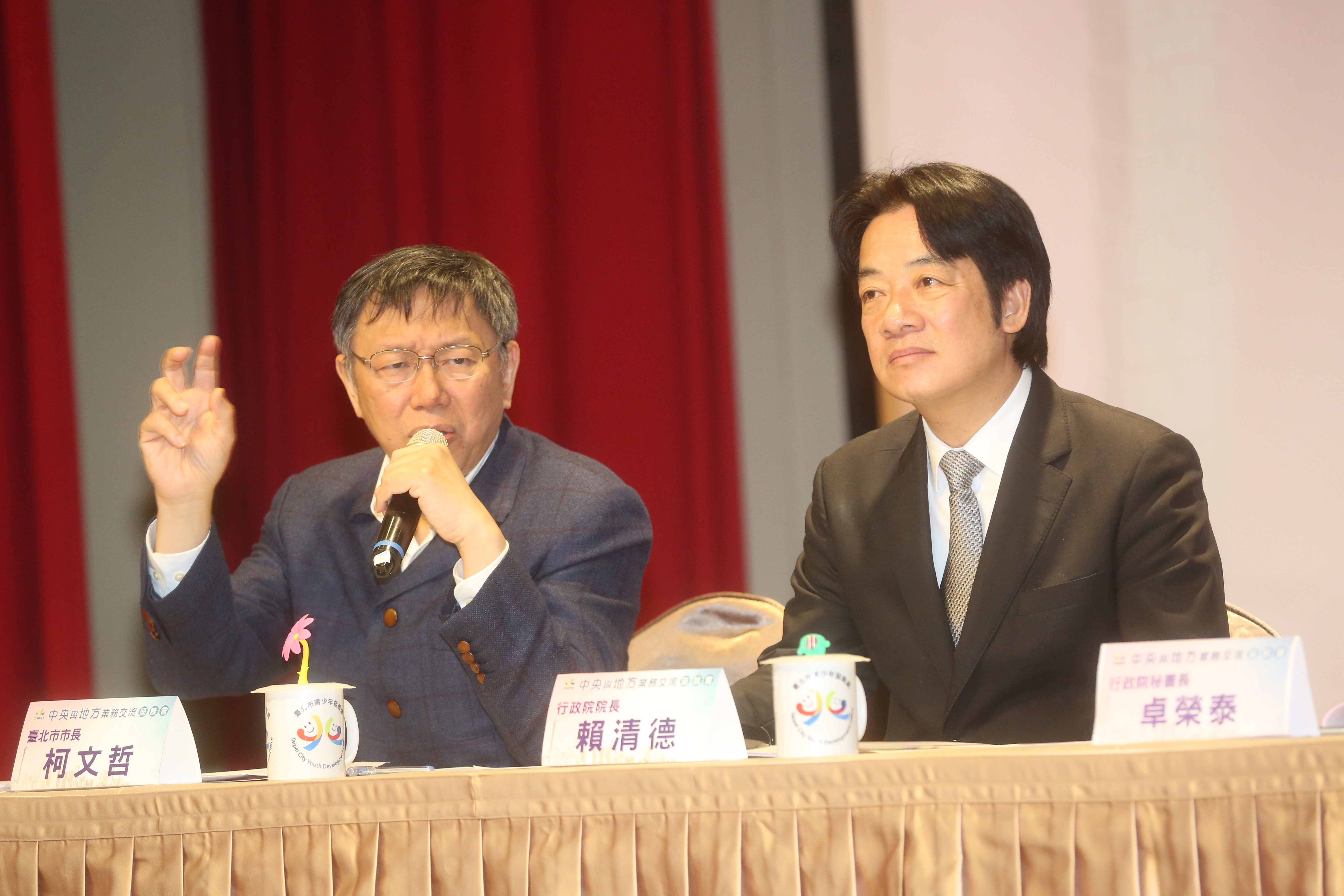 這群乞丐的收入驚人，每人平均日收上萬元，每月所得則高達20萬元，比月薪17萬元的台北市長柯文哲（左）還高。