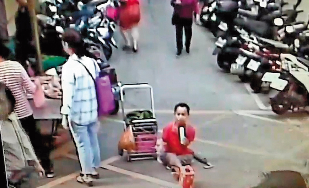 罹患小兒麻痺的大陸歌手唐伯虎（右）曾參加四川選秀節目，卻為了生活而來台賣藝行乞。