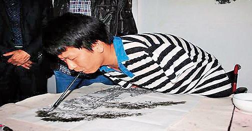 馮女組織的行乞賣藝團成員竟大有來頭，連屢登上中國媒體的「自強模範」口足畫家胡遠月（圖）都是團員。（翻攝網路）