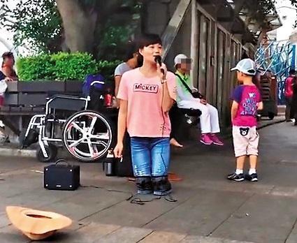 「淡水小周蕙」馮建霞因激似本尊的表演而一夕爆紅，卻被查出她是賣藝行乞集團首腦。
