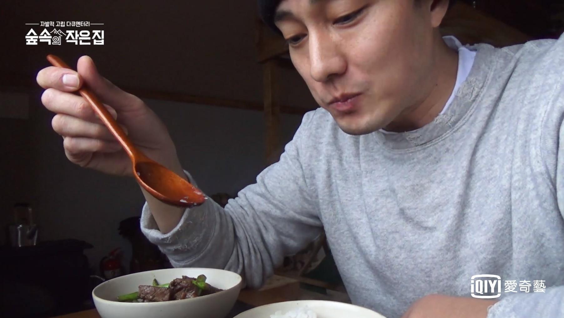 平常以肉為主食的蘇志燮，為了節目才煮飯配著吃。（愛奇藝台灣站提供）