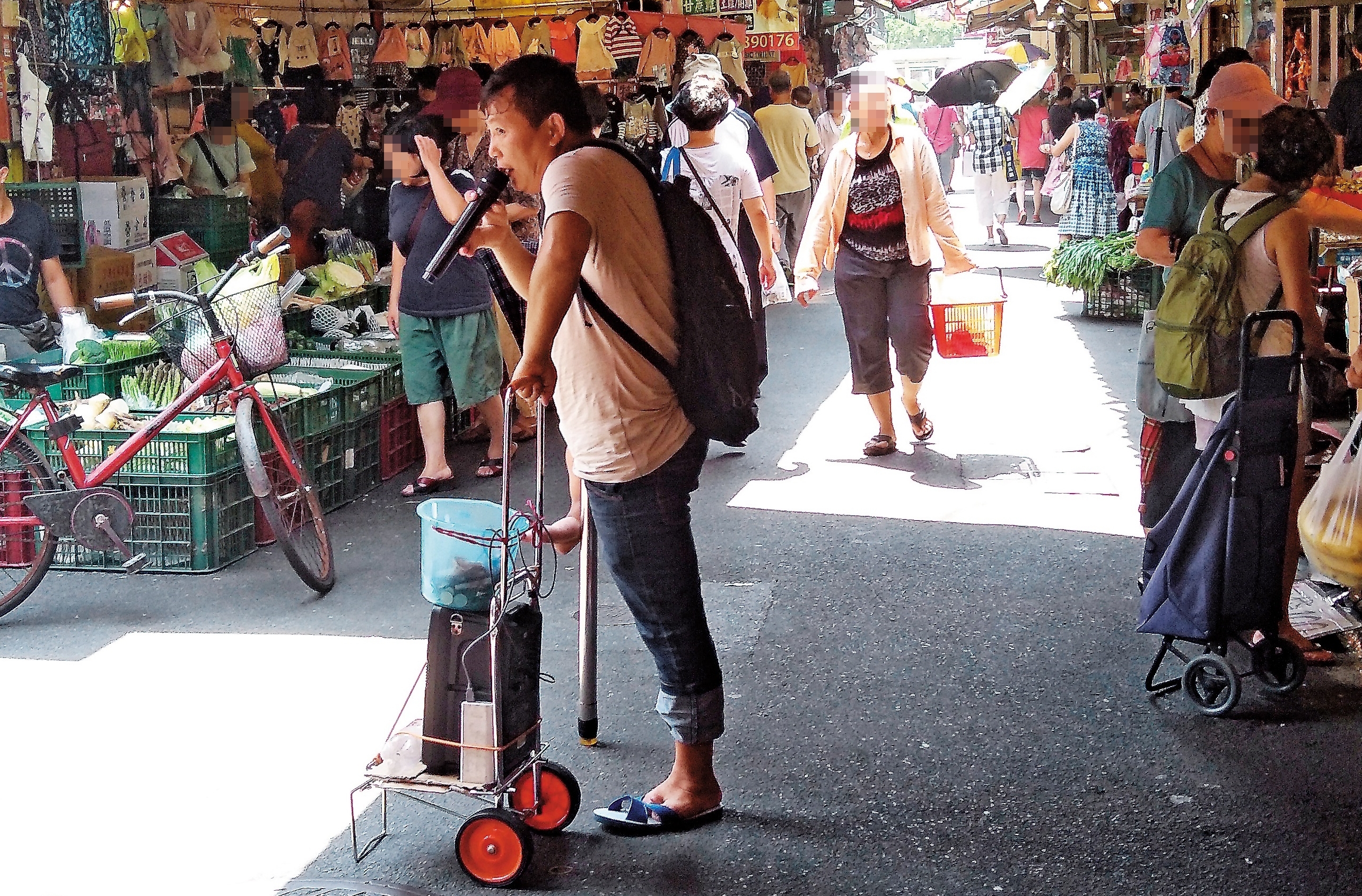 這些身障者多半賣唱吸引注意，可憐模樣博取台灣民眾同情，每日收入驚人。