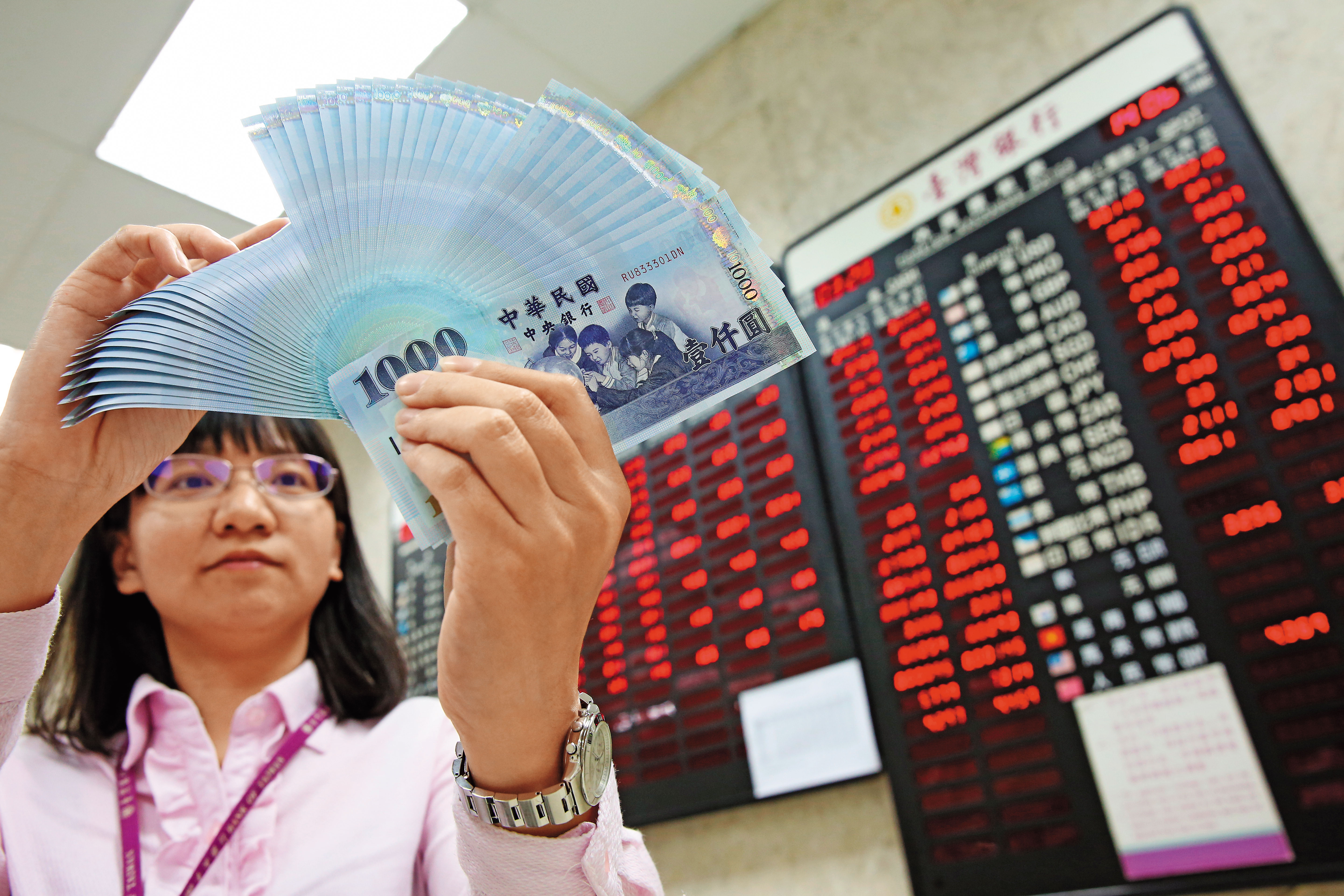 新台幣兌美元匯率去年升值了10％，今年1月25日最低是29.069元，未來幾個月回到30元之上，機率並不低。