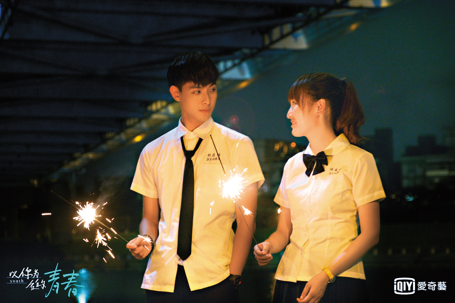 在新戲《以你為名的青春》，晨翔（左）扮演調皮的學生，專門捉弄李墨之（右）。（台灣愛奇藝提供） 
