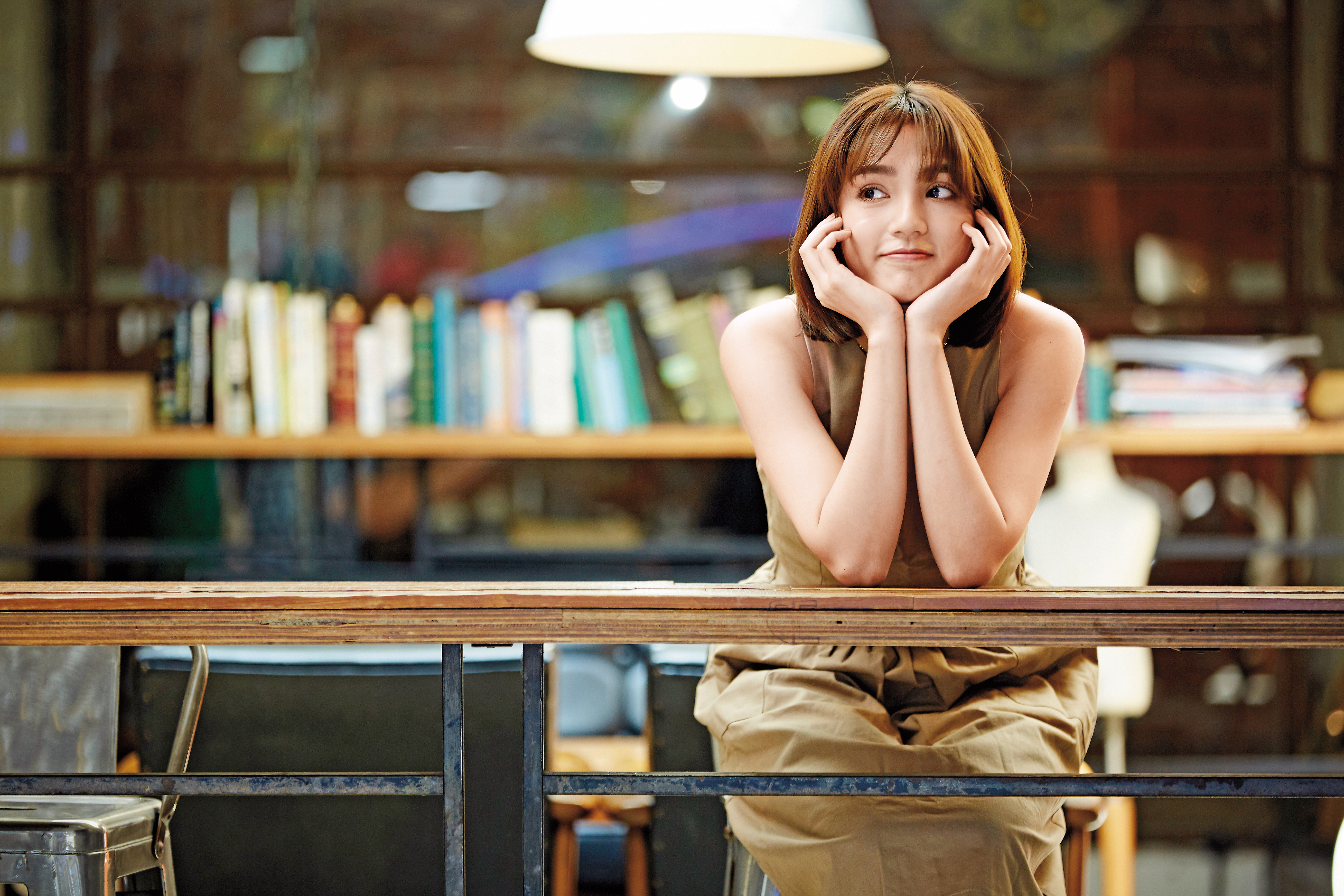 謝雨芝被《大學生了沒》相中，因而出道，她最近簽到TVBS旗下，不僅上《食尚玩家》通告，也演出《酸甜之味》，綜藝戲劇雙棲並行。