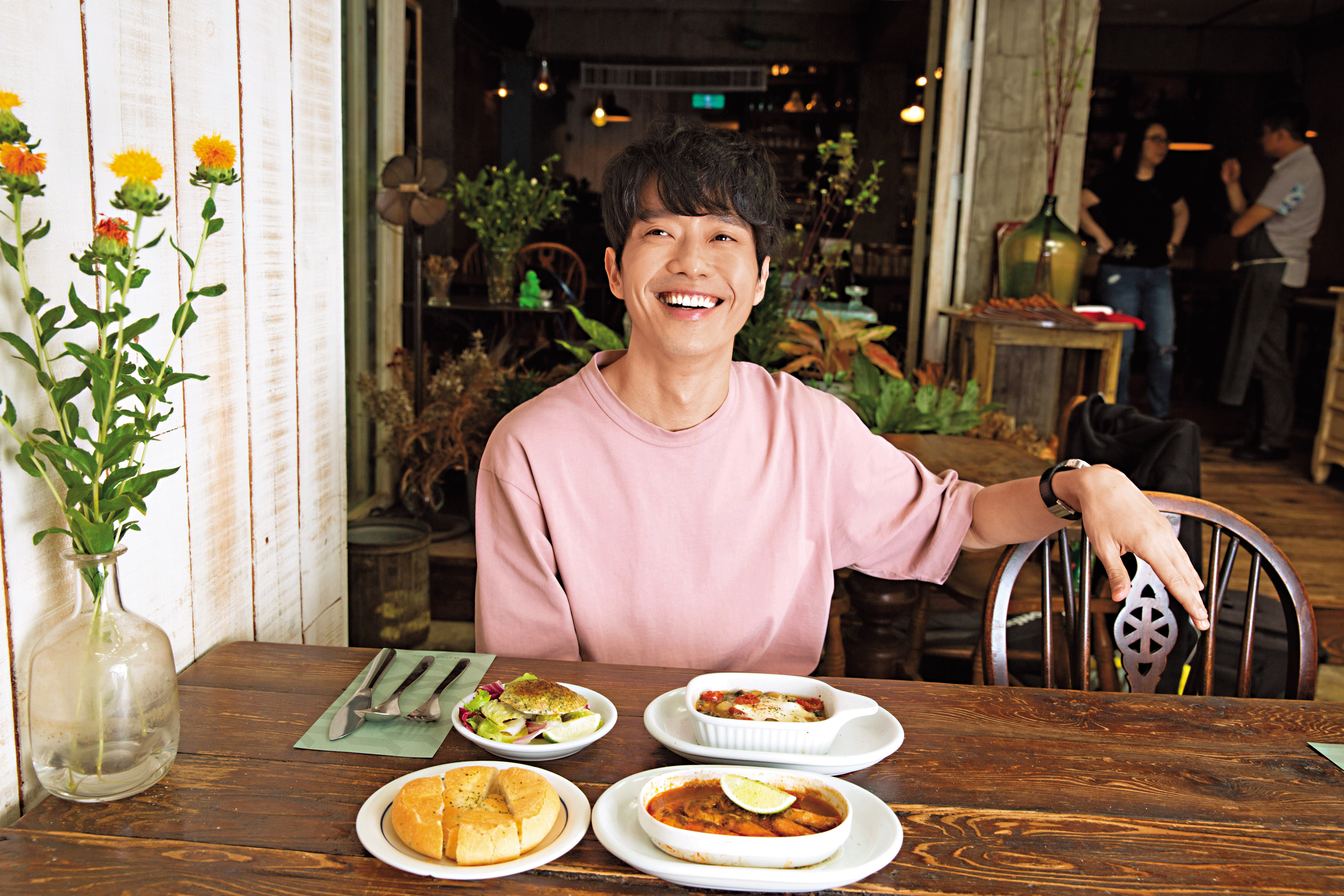 大馬歌手張棟樑曾經在台灣居住多年，這次為了宣傳新專輯返台，特地到以前東區租屋處的餐廳感受回憶。