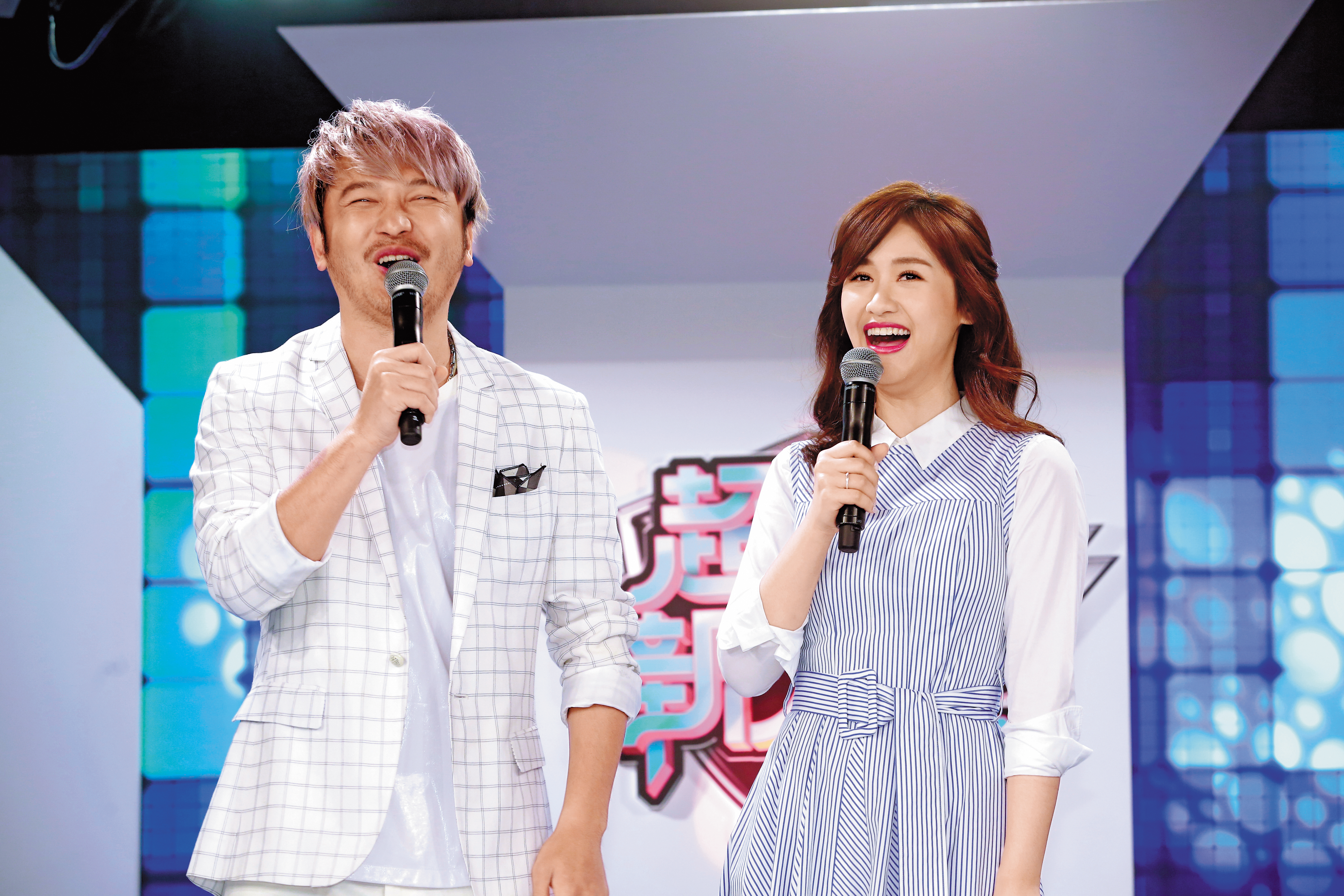 KID（左）終於打起精神工作、努力搞笑，不讓他人看輕。