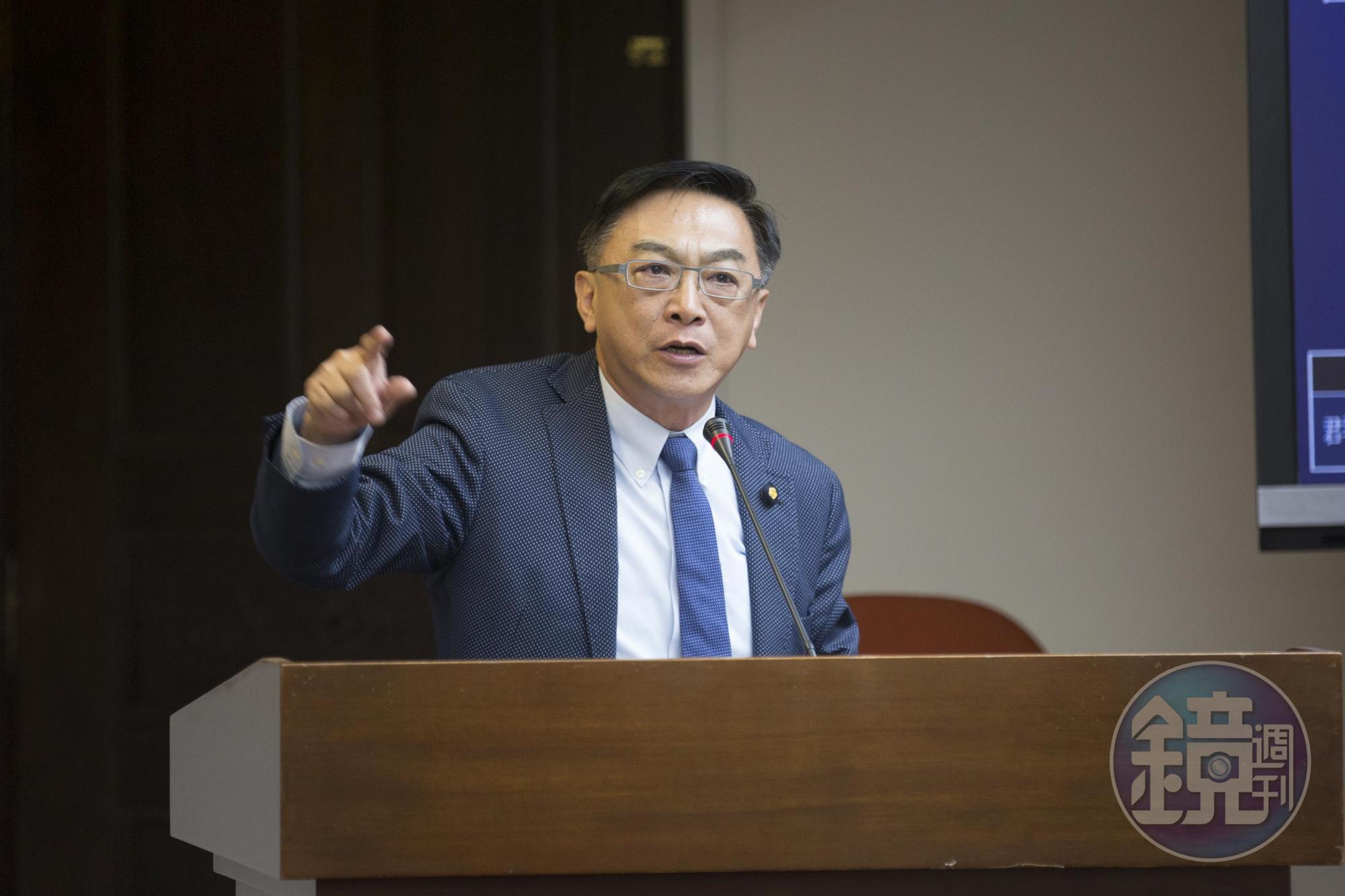 陳宜民期盼黨部能比照新北市模式辦理初選民調，並且舉辦政見辯論，讓高雄市民公評參選理念及人選。 