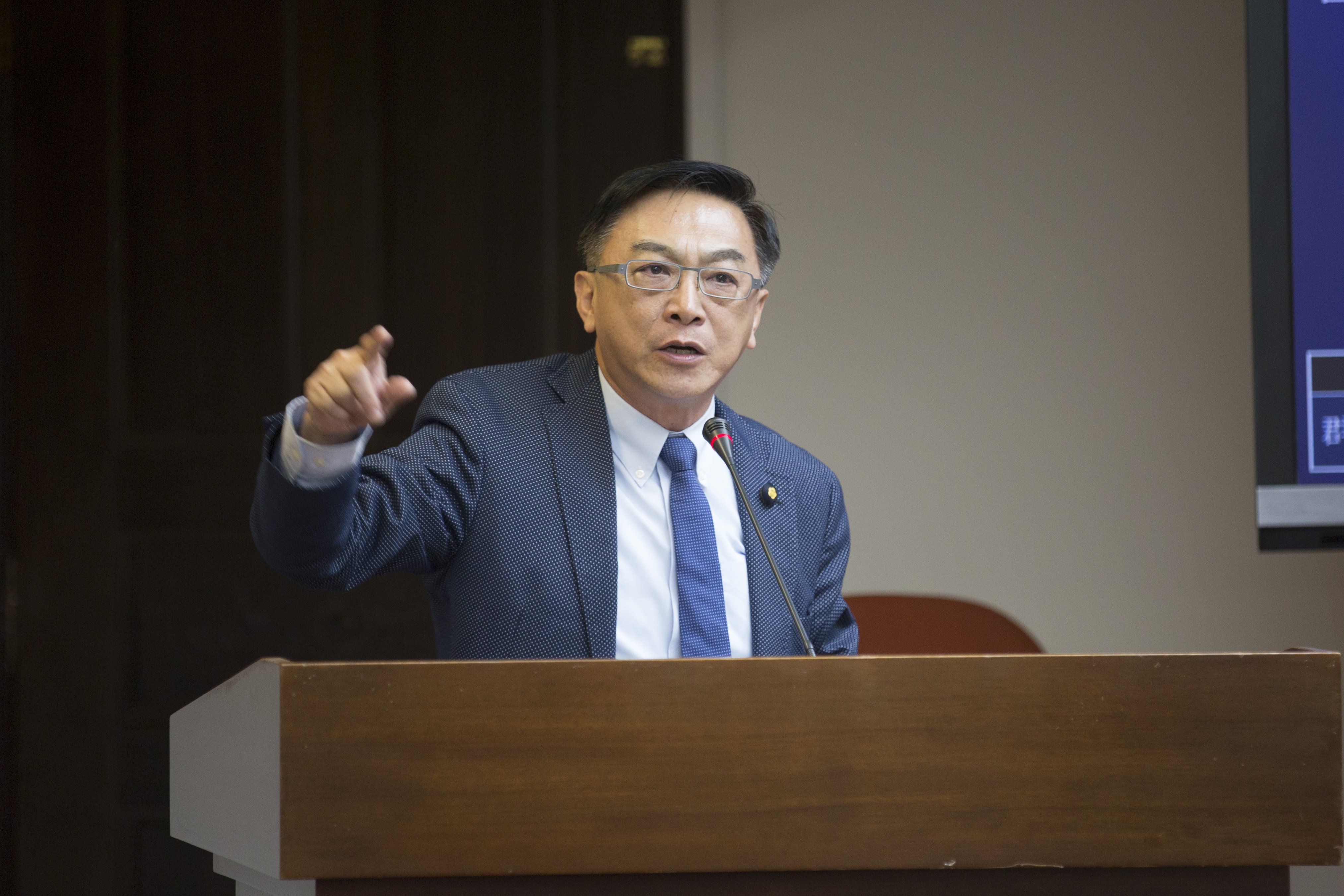 陳宜民期盼黨部能比照新北市模式辦理初選民調，並且舉辦政見辯論，讓高雄市民公評參選理念及人選。 