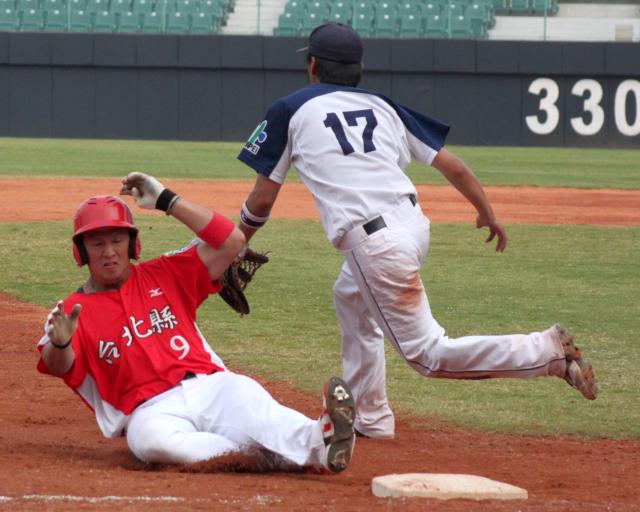 前職棒米迪亞暴龍球員、現任新北市成棒隊體能教練的呂祐華（左），在網站貼文，回顧爆發10年的黑米事件。（翻攝自中華棒協網站）