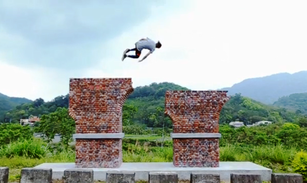 韓姓男子在苗栗魚藤坪斷橋跑酷（Parkour）炫技。（翻攝影片）
