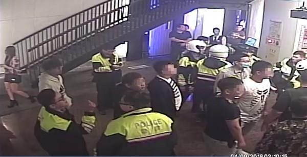 一句「看三小」引發兩幫不是古惑仔的年輕人互毆。（警方提供）