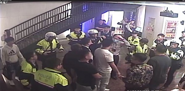 兩掛年輕人在自K大廳打群架，警方趕往壓制逮人。（警方提供）
