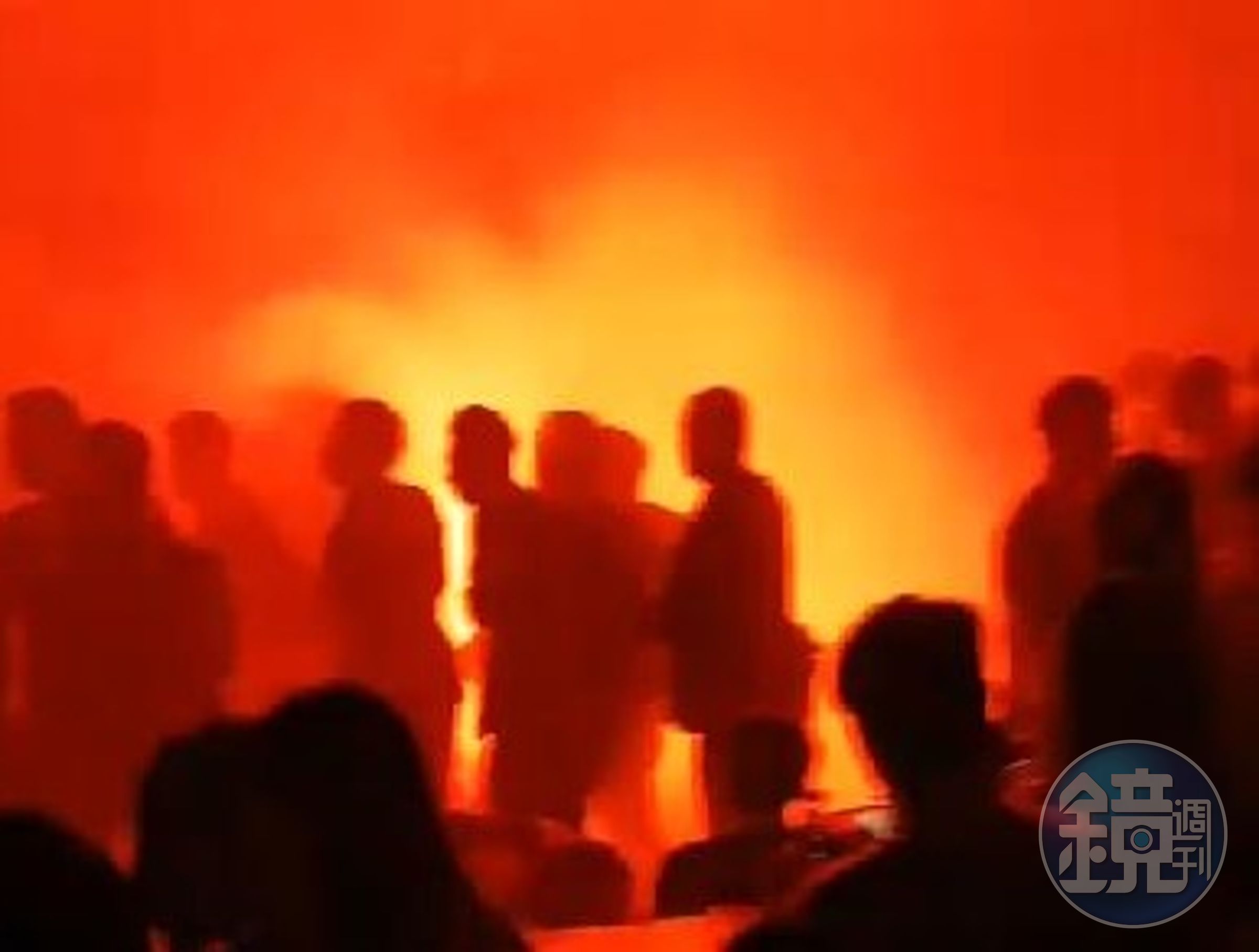 羅男在舞池內丟擲信號彈後隨即逃逸。（網友提供）