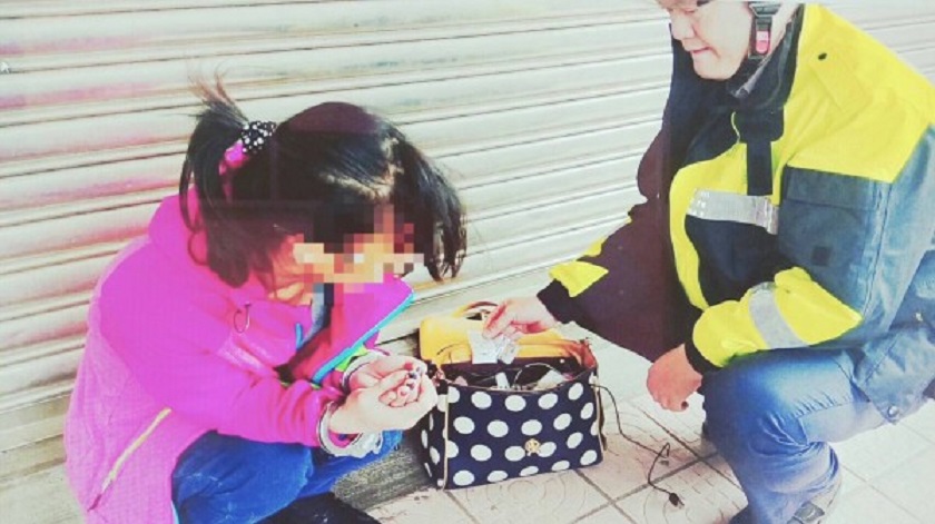 警方查獲王姓女子（左）持有毒品。（警方提供）