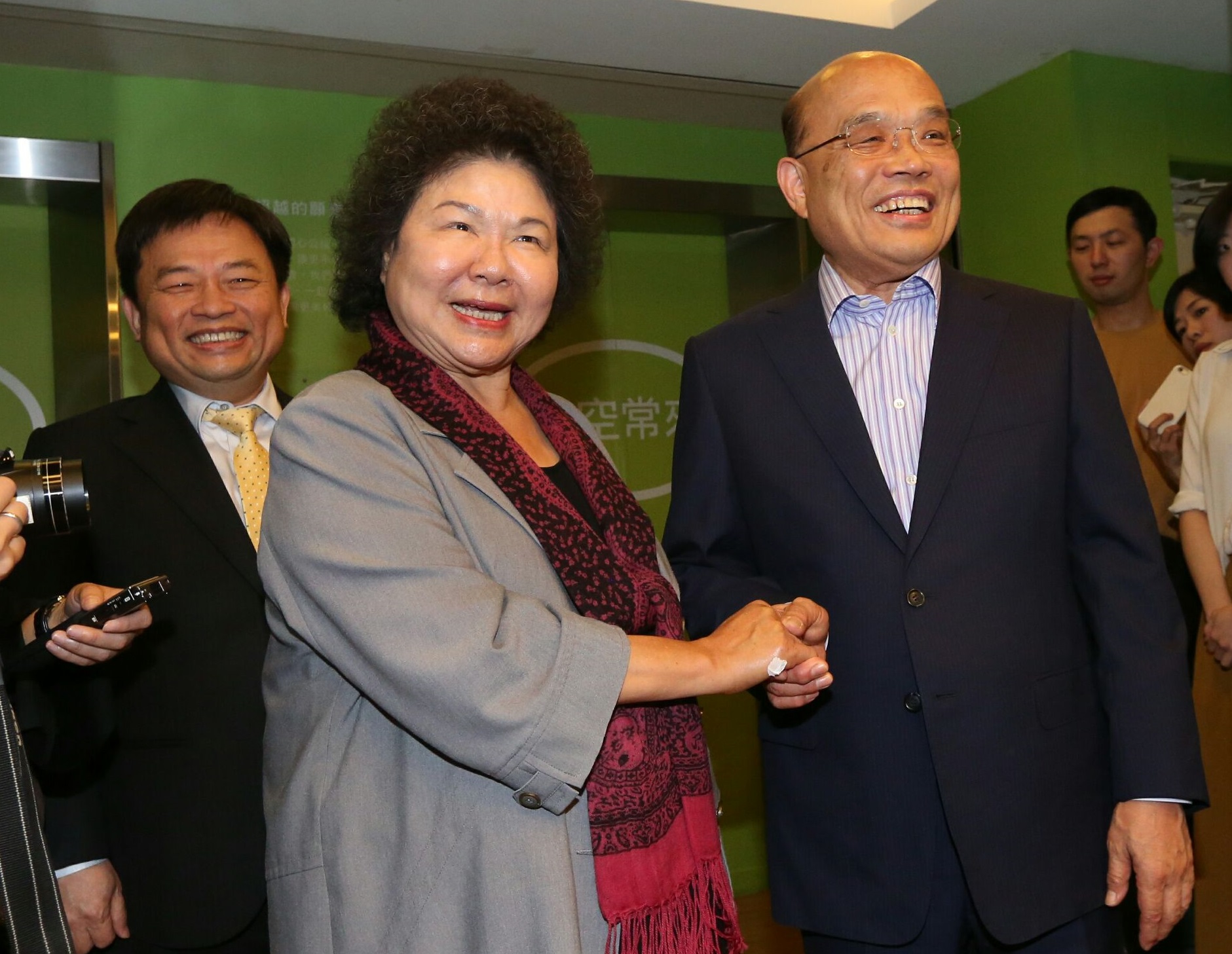 高雄市長陳菊（中）、民進黨選對會召集人林錫耀今下午拜會前行政院長蘇貞昌（右）。