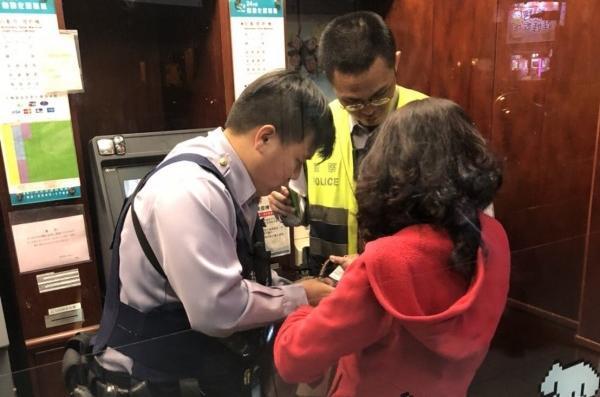 員警上前盤查林姓女子。（警方提供）