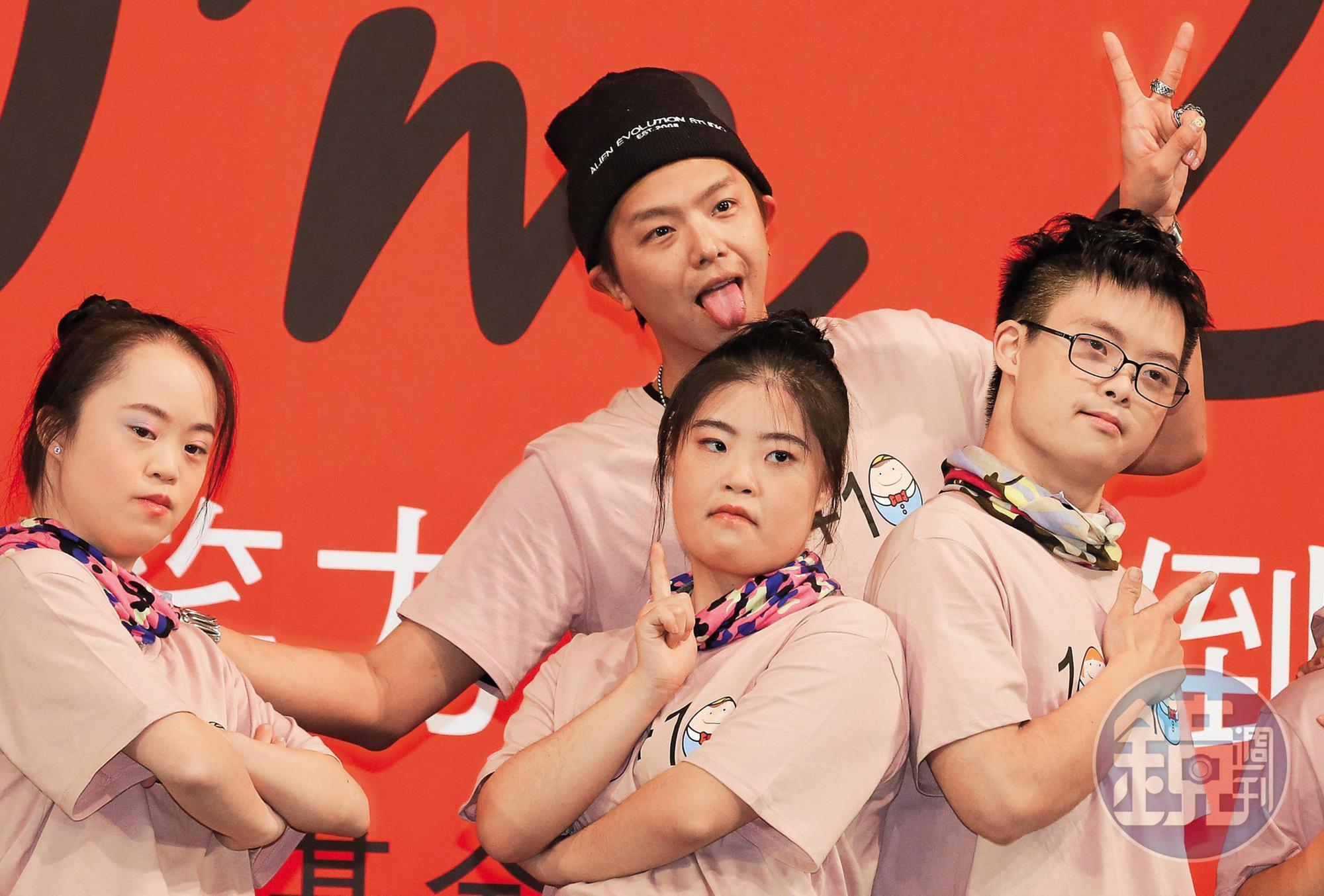 黃鴻升（後）被媒體拍到與女友妞妞吃飯聚會，經紀人回應兩人是好友關係。