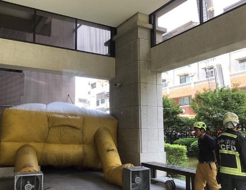 為防萬一,消防局也對準墜落方向,鋪設氣墊。