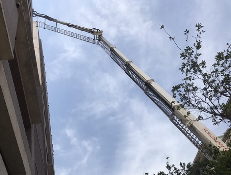 消防局架起雲梯車,靠近13樓少年跳樓的窗戶,打算伺機救人。(消防局提供)