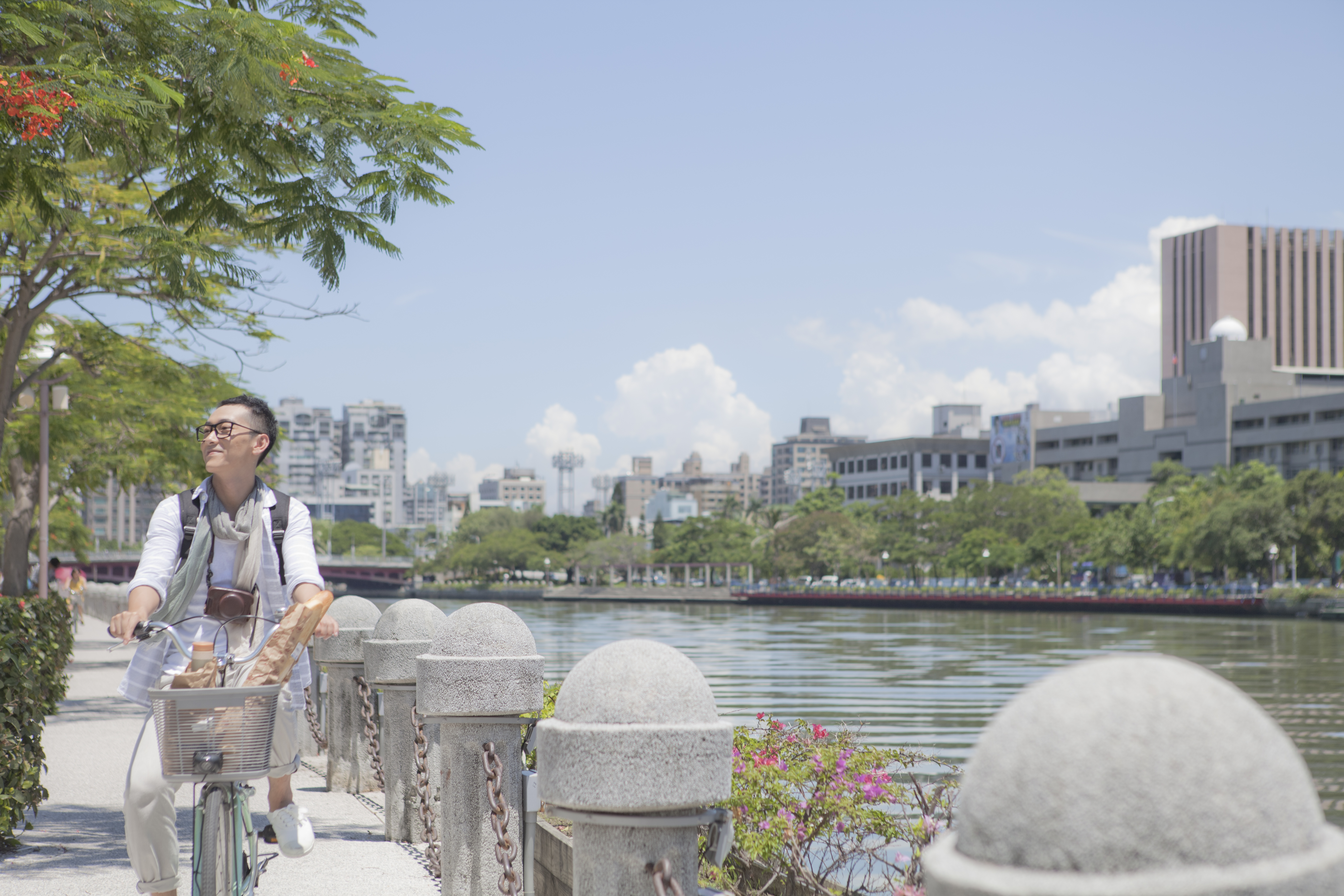 徐漢強執導的諷刺短片《小清新大爆炸》是第一屆「高雄拍」作品，高雄地標之一的愛河也入鏡。   （高雄電影館提供）