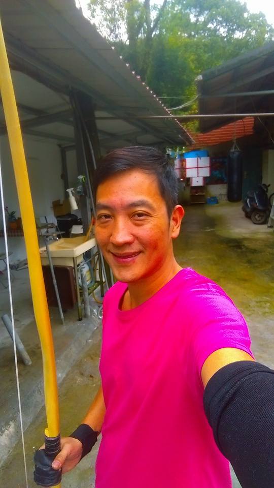 歌手于冠華下午時分與一女子進賓館開房,他後來主動與方文琳離婚。