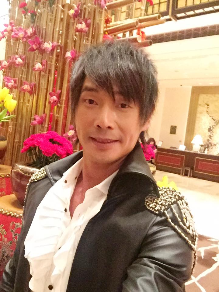 黃品源光天化日帶「表姪女」上摩鐵,事發後瞎扯進摩鐵是帶她去見製作人和導演,4人在房內看DVD。