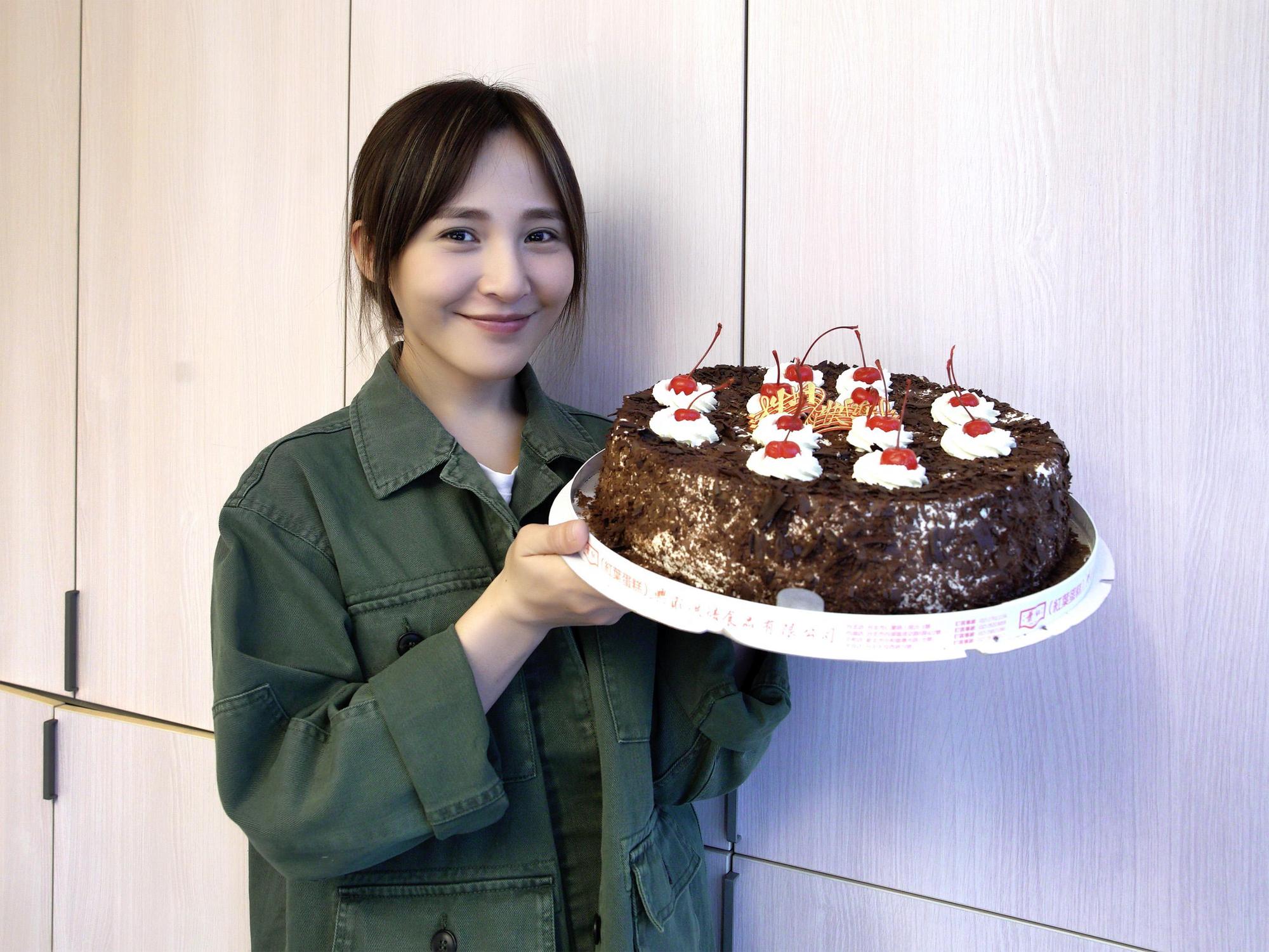 梁文音跟老公結婚兩年仍甜蜜蜜，生日遭整讓她大噴淚。（環球提供）
