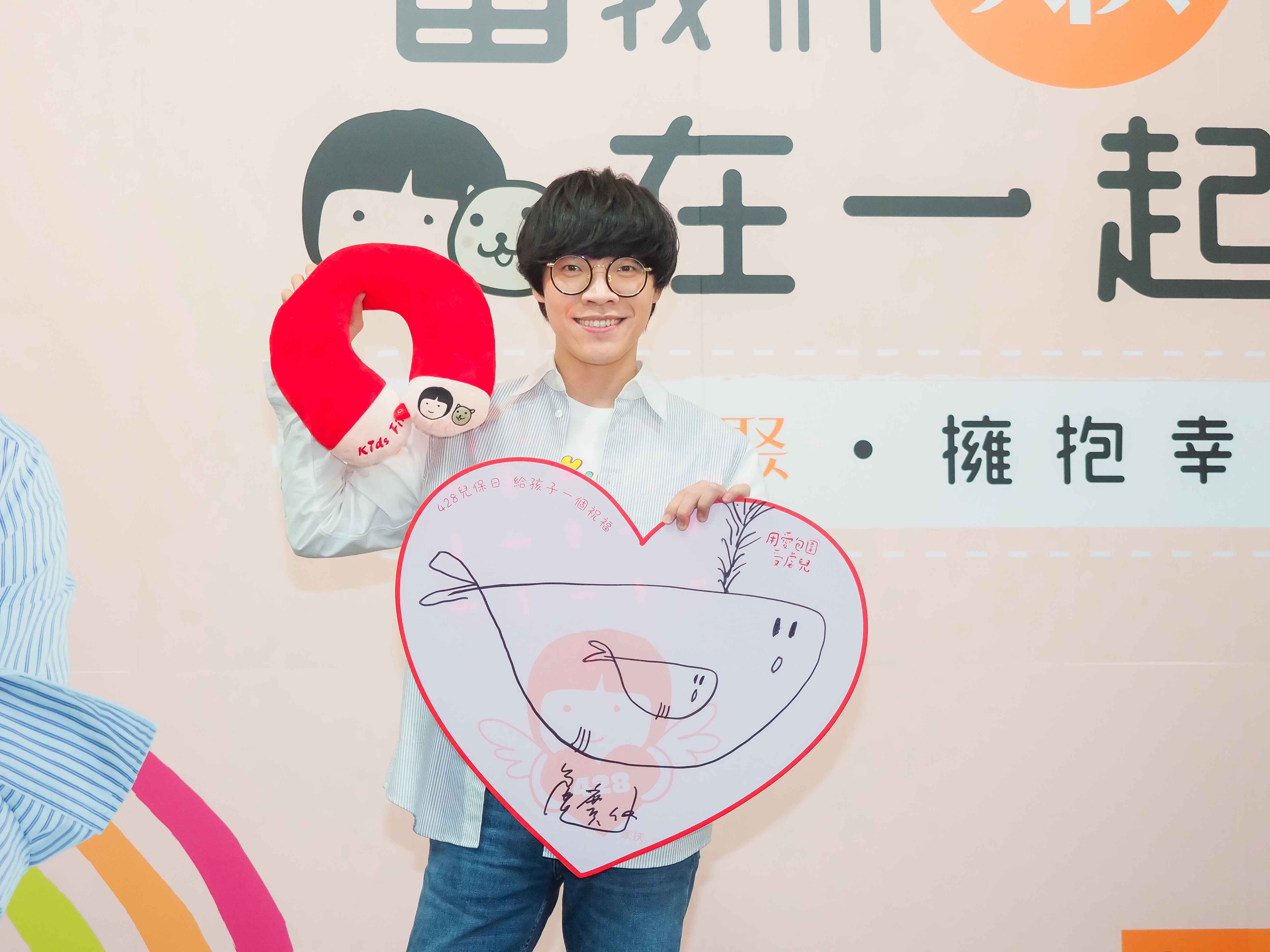 盧廣仲出席家扶基金會活動，推廣兒保頸枕義賣展現愛心。（家扶基金會提供）