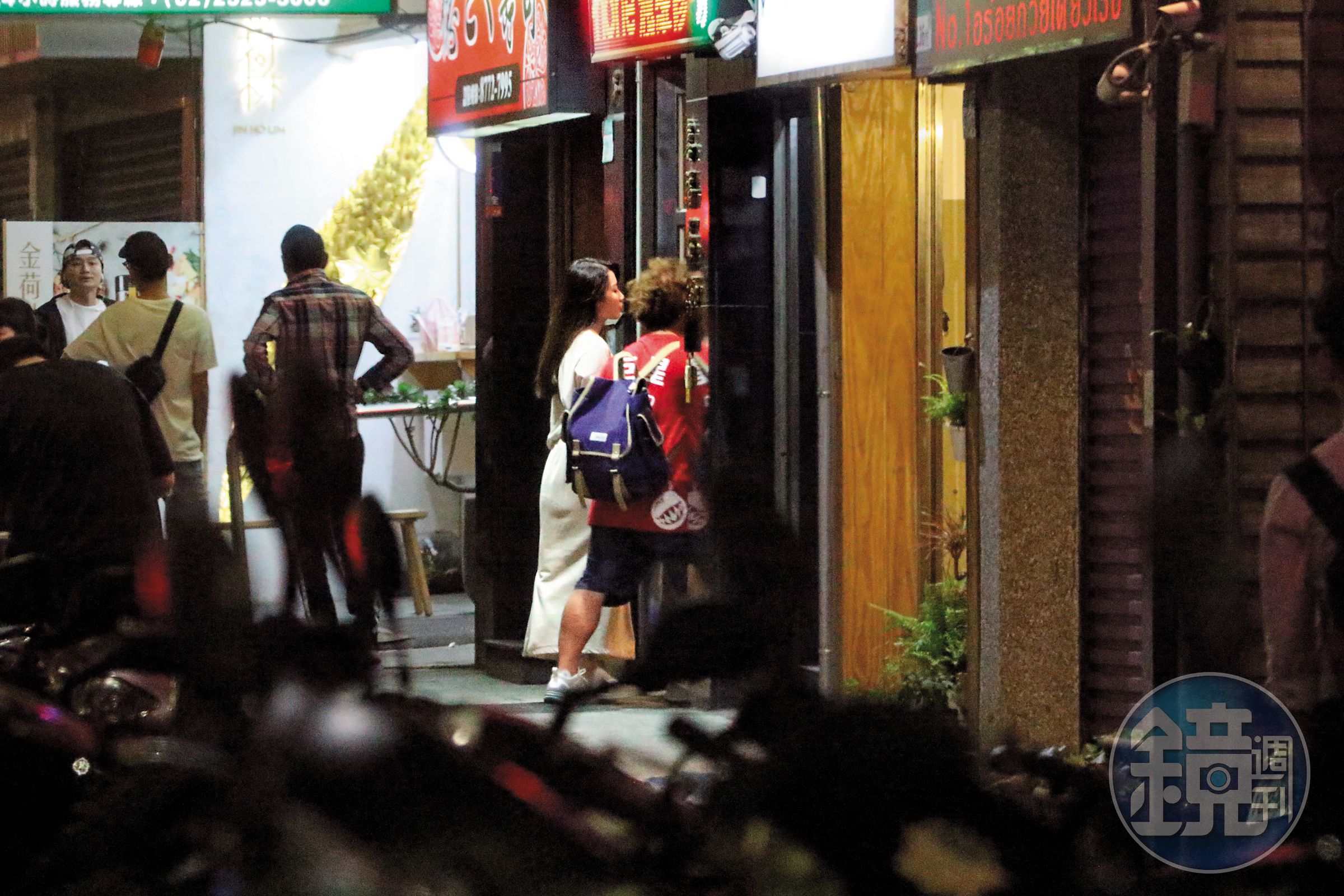 相較於納豆一身小學生look，E奶女神依依一襲白色洋裝打扮，2人站在一起造型反差極大，不像情侶。