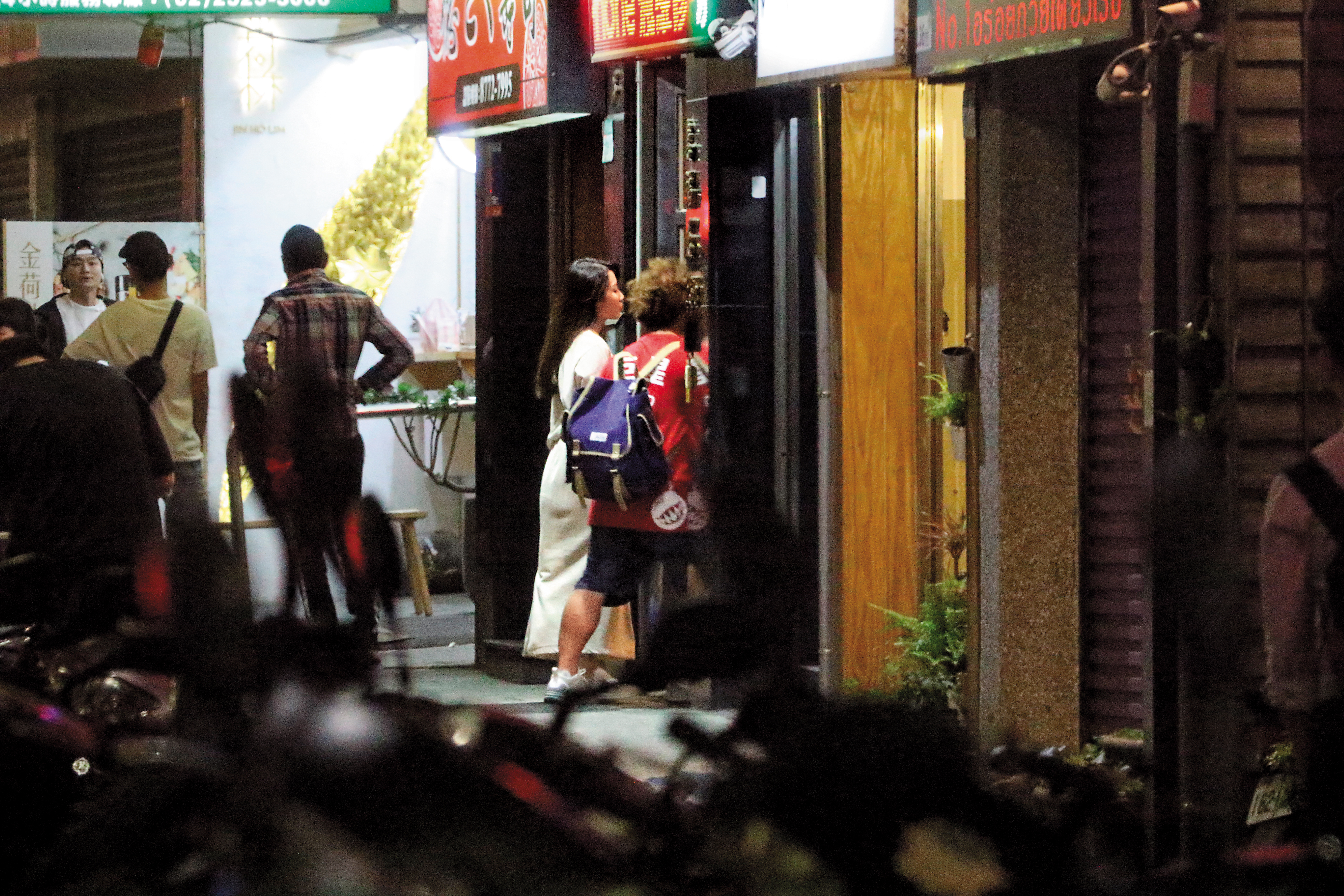 相較於納豆一身小學生look，E奶女神依依一襲白色洋裝打扮，2人站在一起造型反差極大，不像情侶。