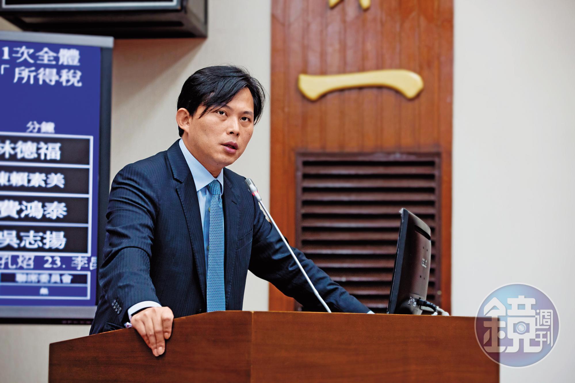 立委黃國昌指法院審理胡景彬案動作慢，質疑有人護航假釋。