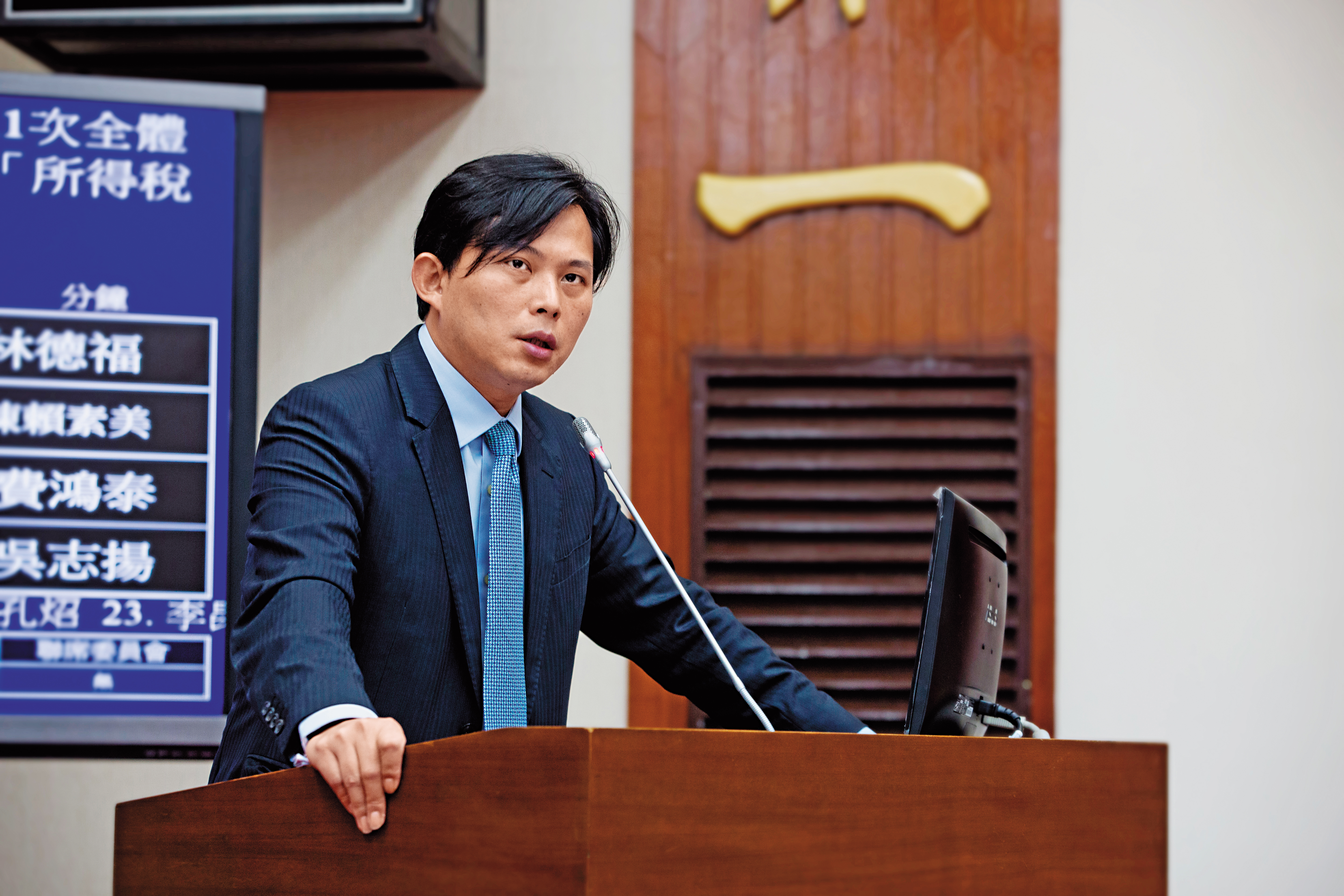 立委黃國昌指法院審理胡景彬案動作慢，質疑有人護航假釋。