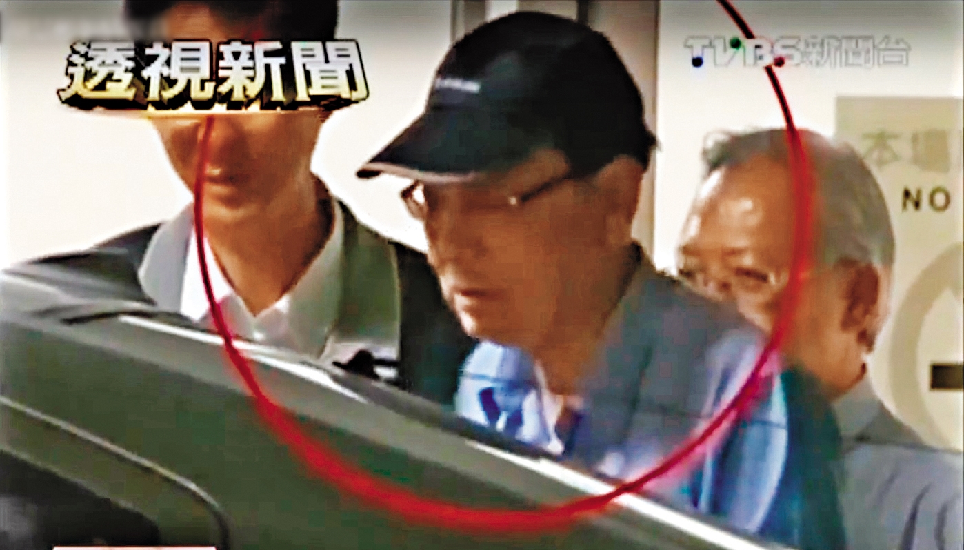 前法官胡景彬曾投資地下錢莊遭停職，復職後2013年因收賄遭收押。（翻攝自TVBS）