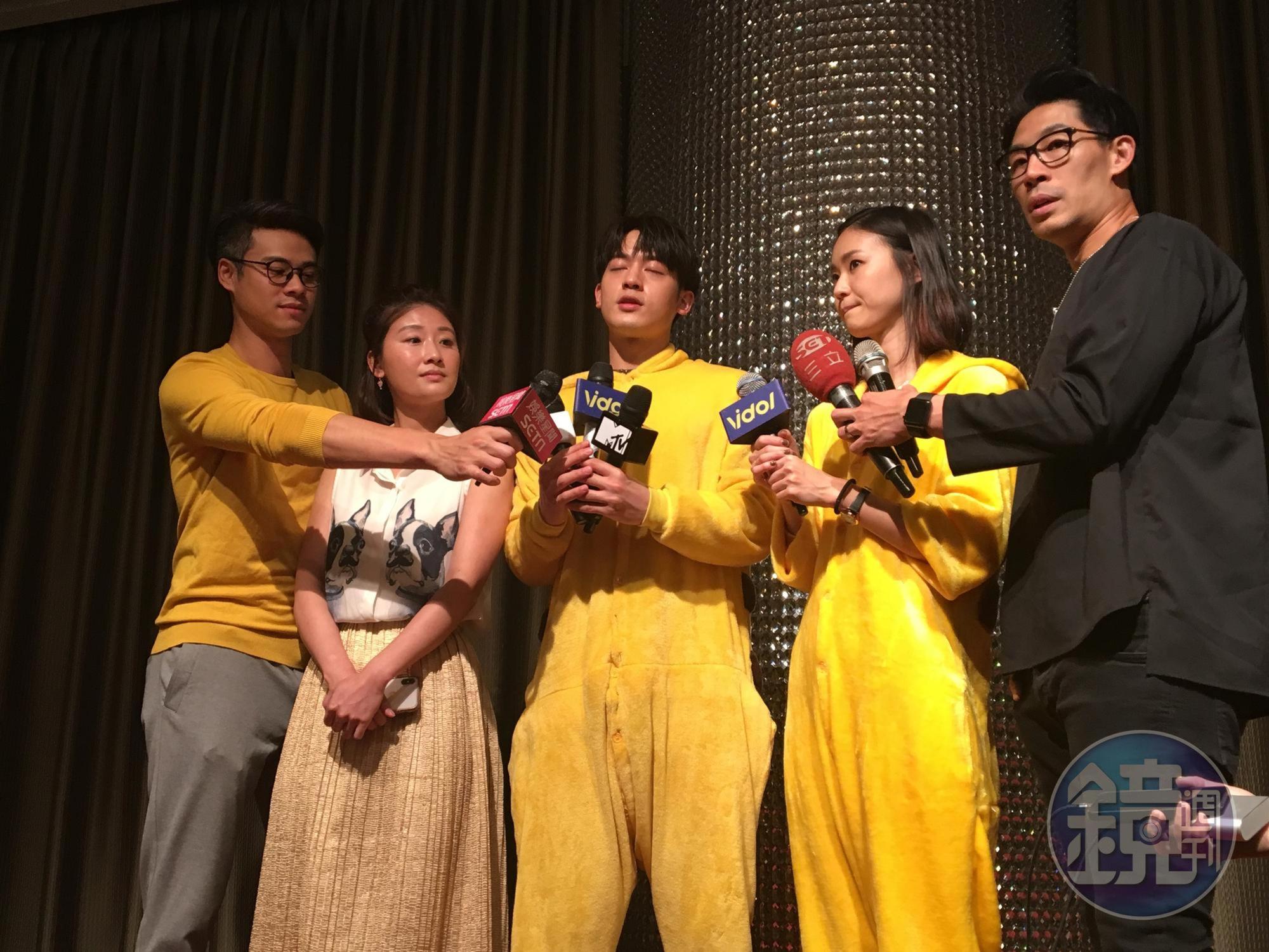 《姊的時代》主要演員藍鈞天(右起)、鍾瑶、小樂、朱芷瑩及吳定謙開心出席殺青宴。