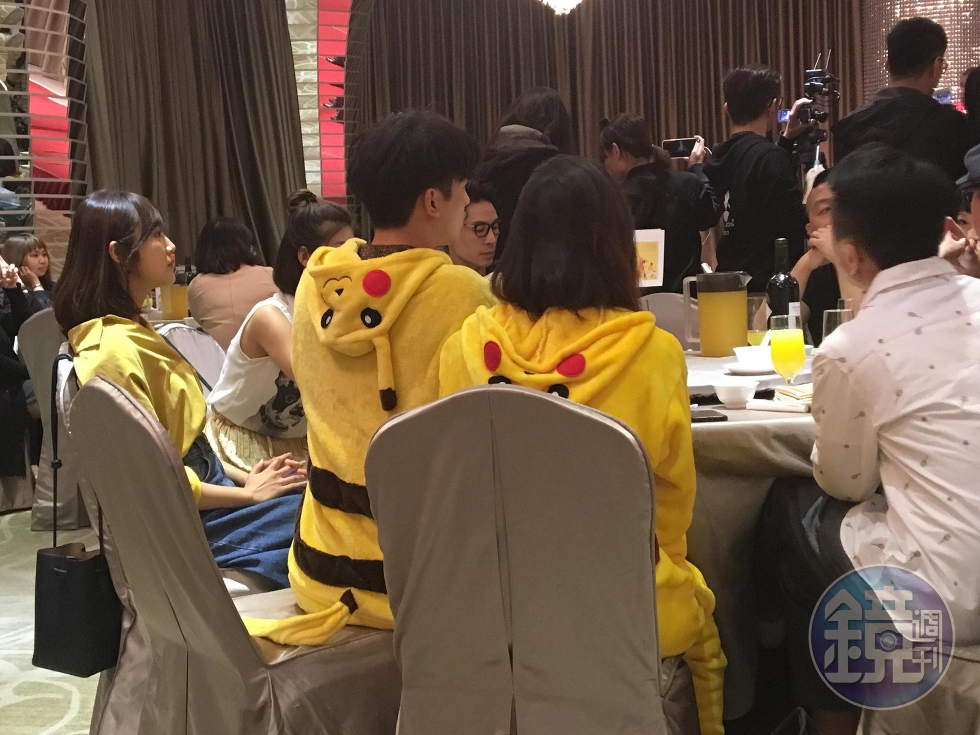 小樂與鍾瑶的皮卡丘情侶裝十分搶眼。