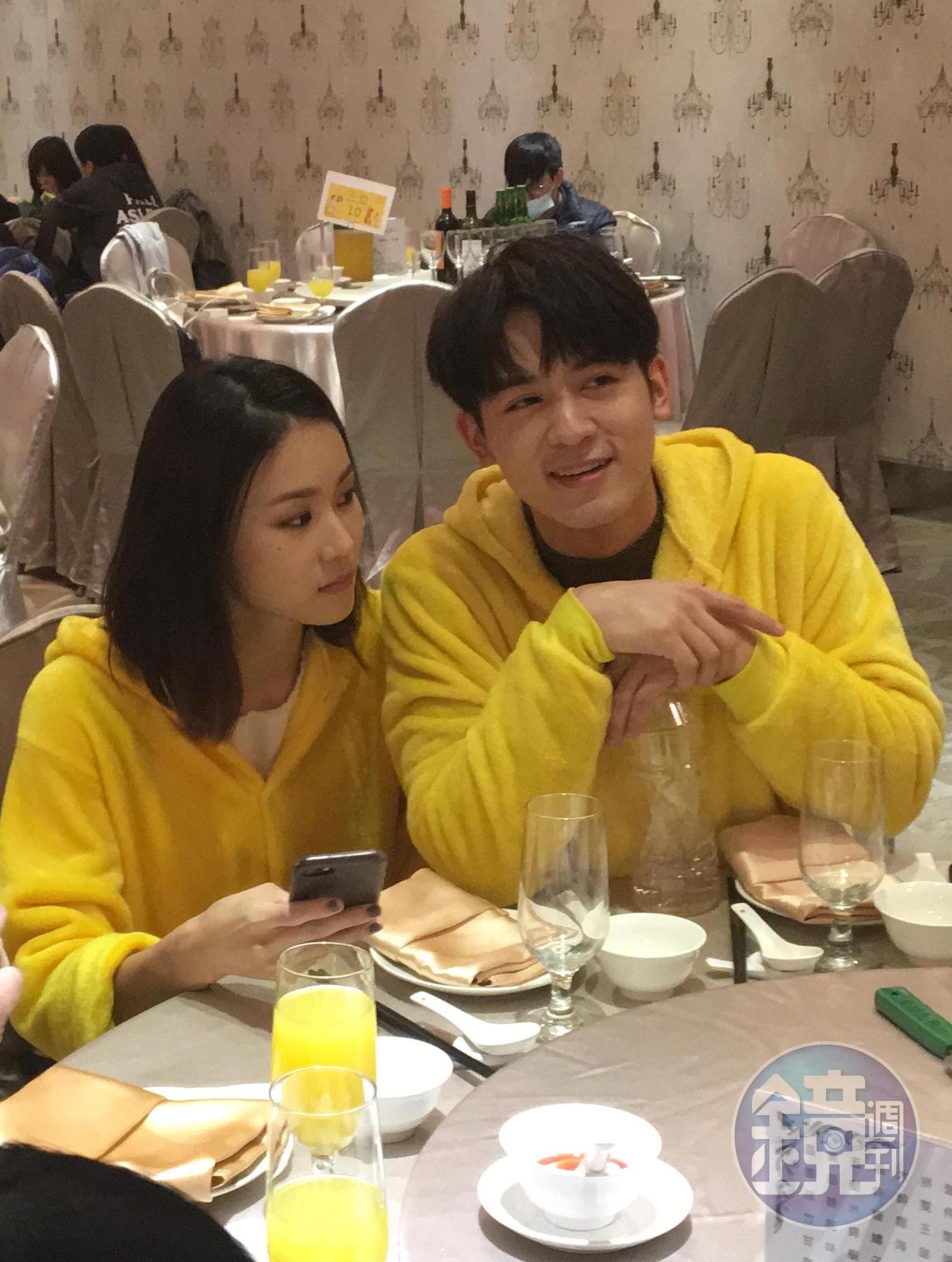 小樂與鍾瑶戲裡戲外都黏在一起。