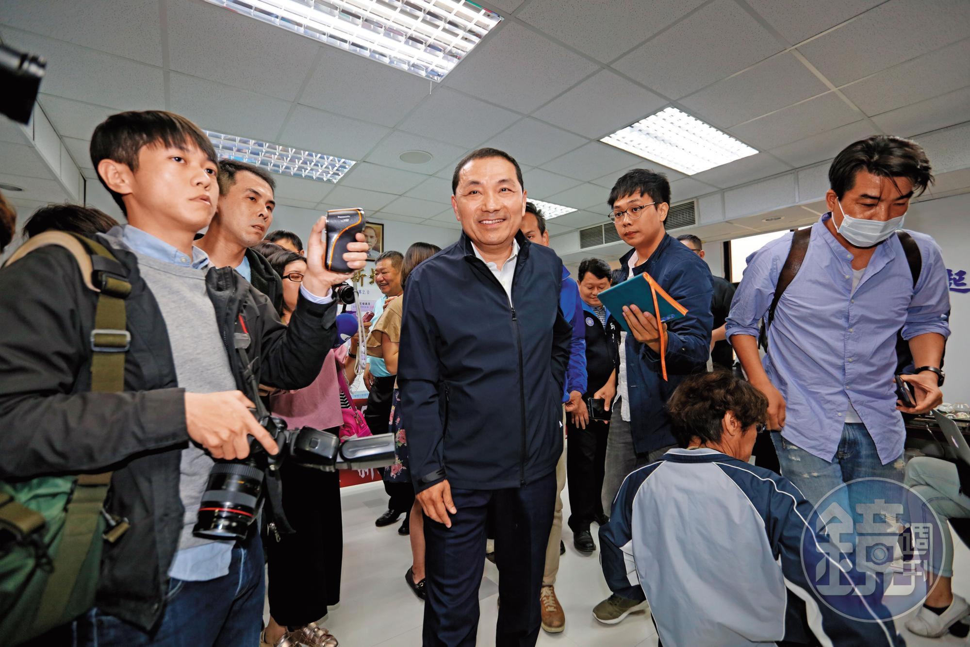 新北市前副市長侯友宜(中)上週在國民黨初選民調中以懸殊差距勝出。