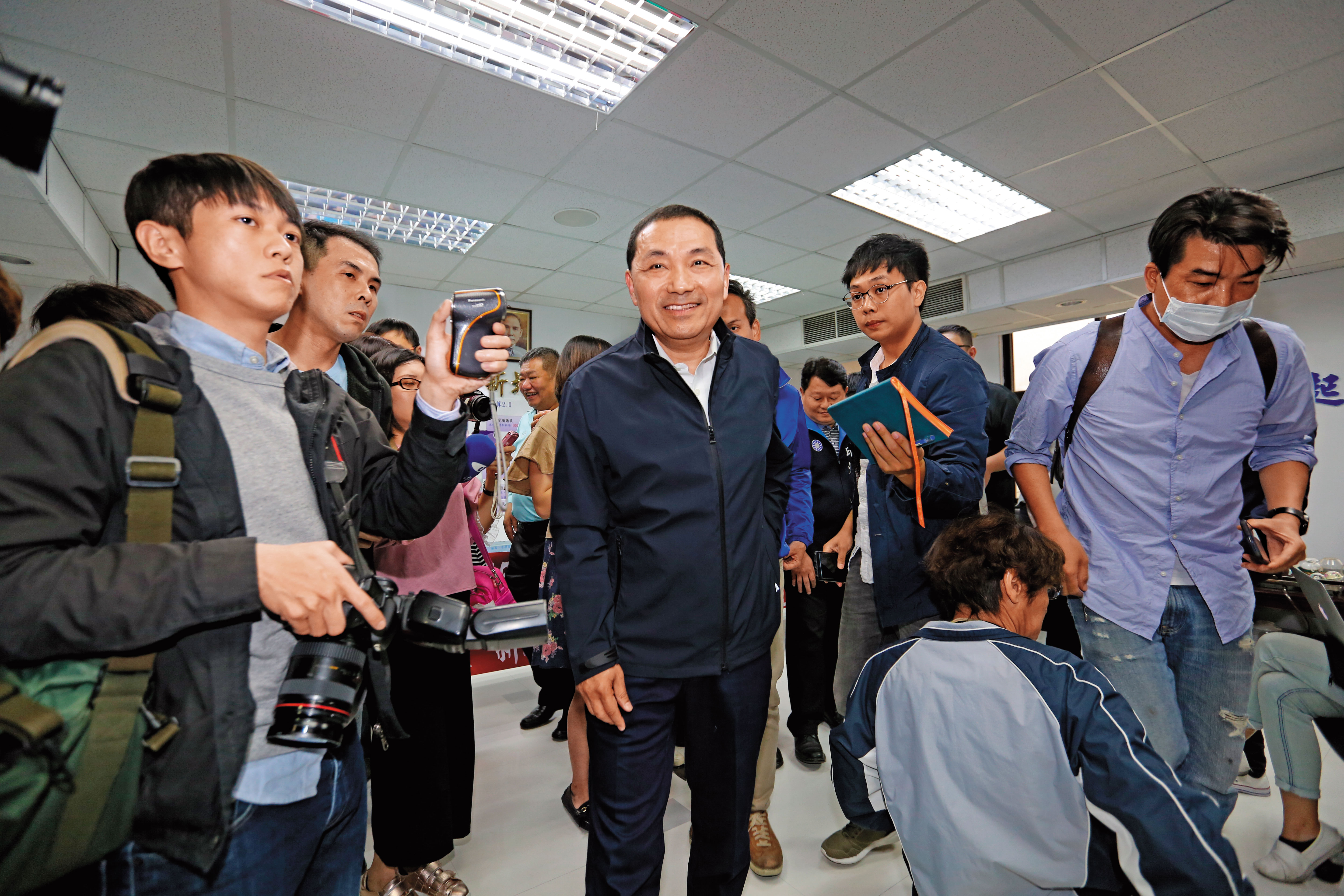 新北市前副市長侯友宜（中）上週在國民黨初選民調中以懸殊差距勝出。