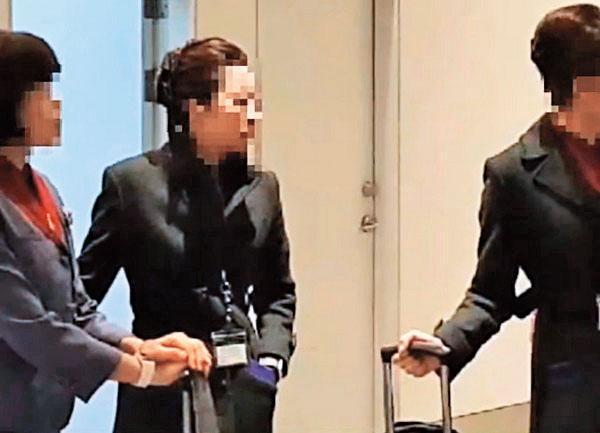 關姓空姐(右)2月時隨機組赴日本大阪,走私6公斤黃金遭日本海關查獲。(翻攝畫面)