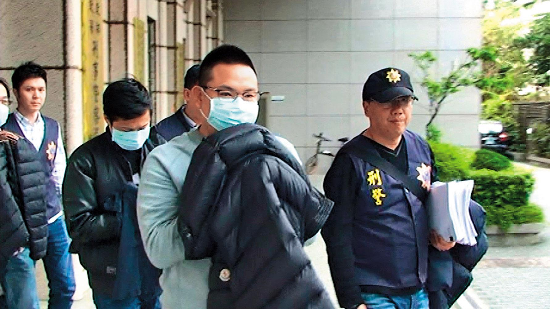 莊嫌等人因洗錢遭刑事局逮捕,卻意外被搜出走私黃金用的物品。(警方提供)