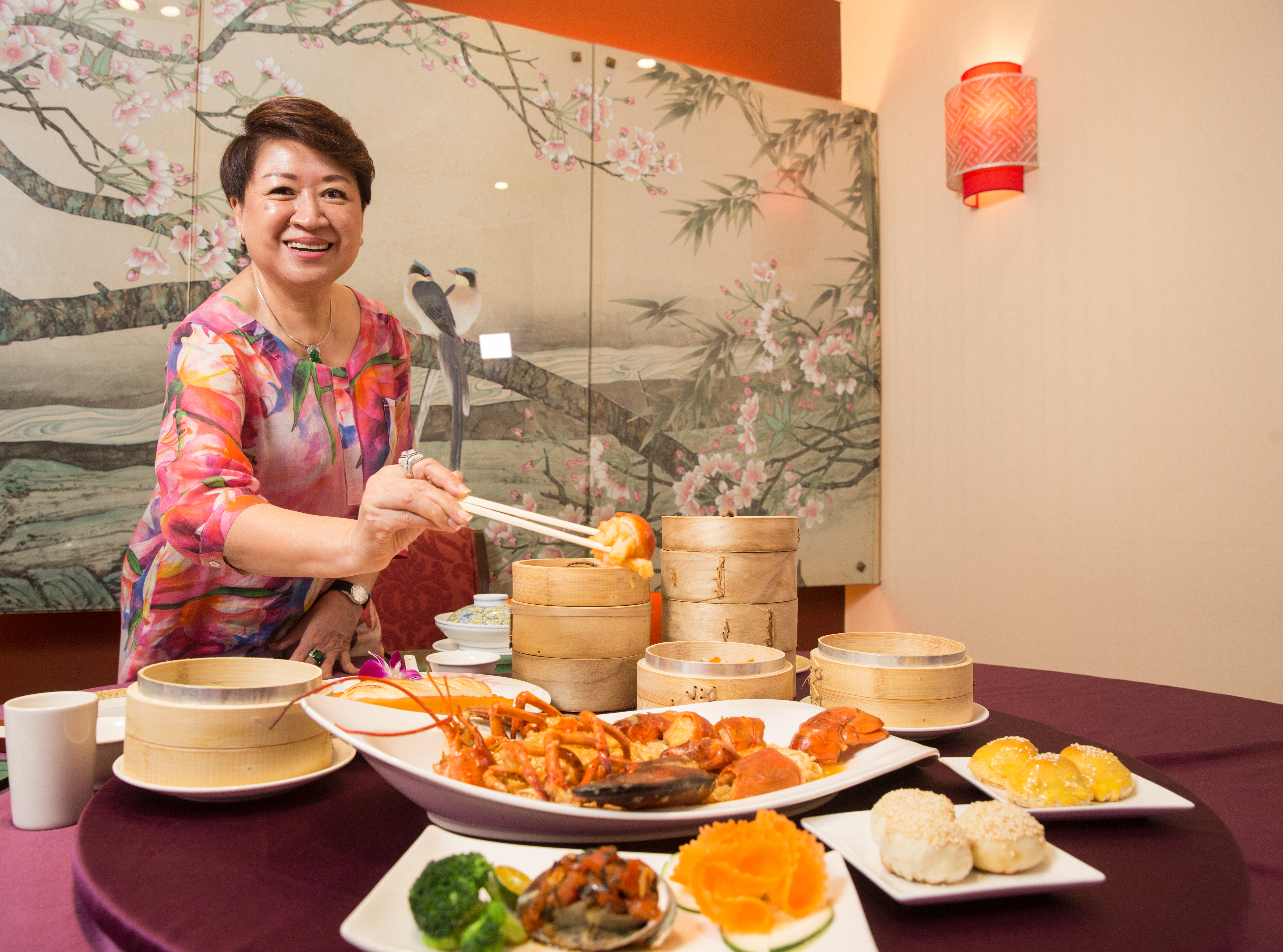 邱靜惠從婆婆手上接下大三元酒樓，48年青春都奉獻給餐廳，成為店內活招牌。