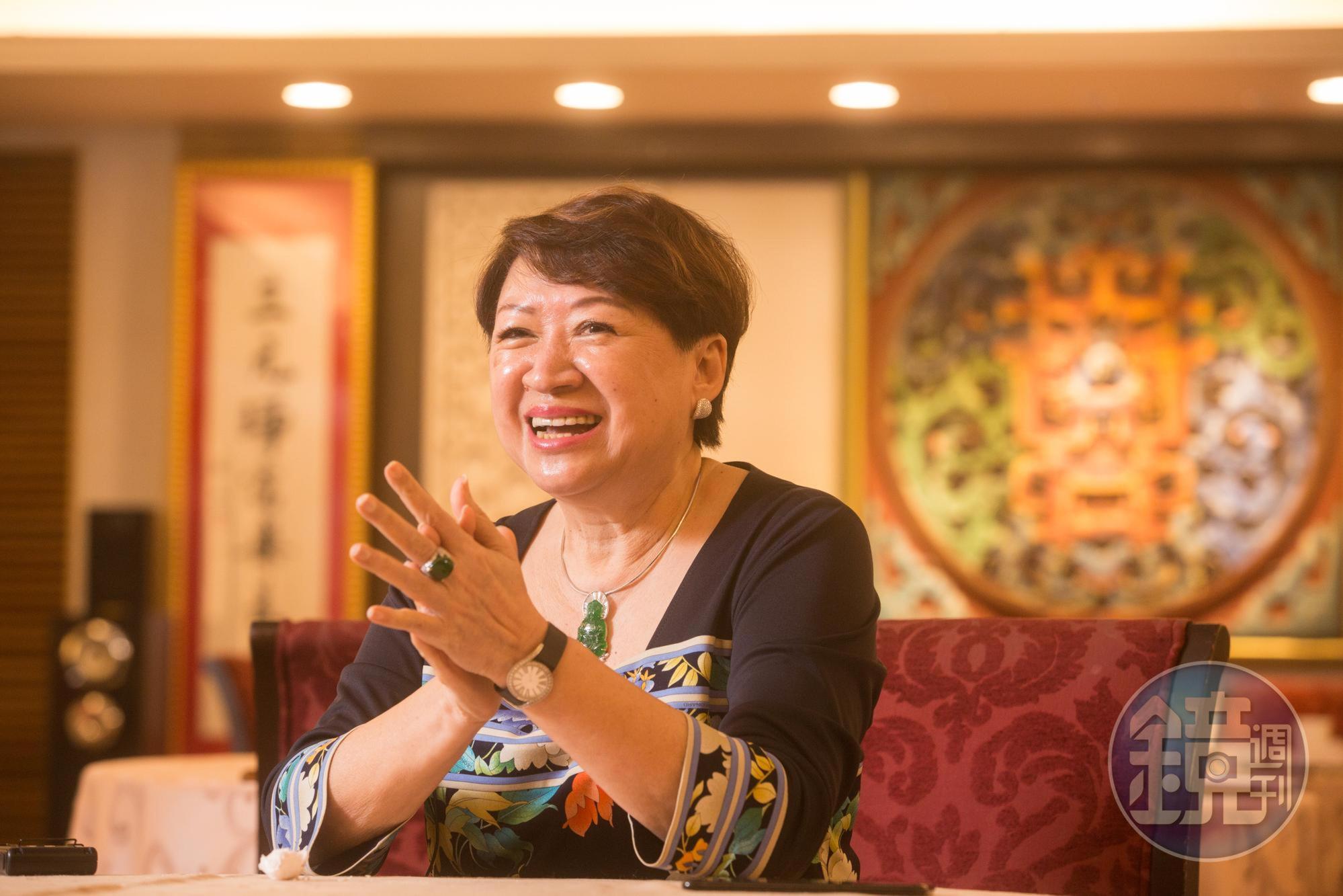 邱靜惠還未嫁進吳家就先到大三元酒樓幫忙，負責會計算帳。