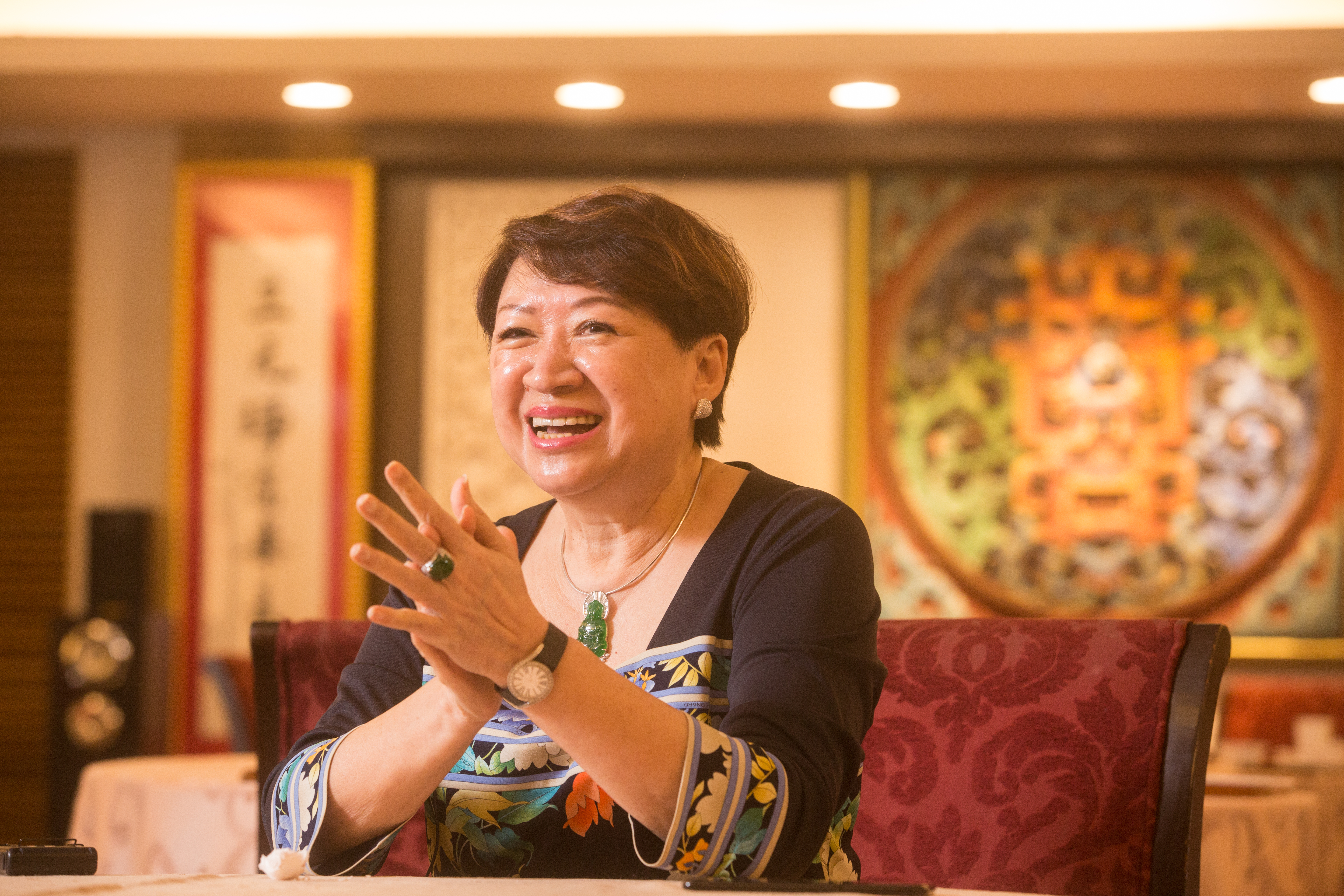 邱靜惠還未嫁進吳家就先到大三元酒樓幫忙，負責會計算帳。