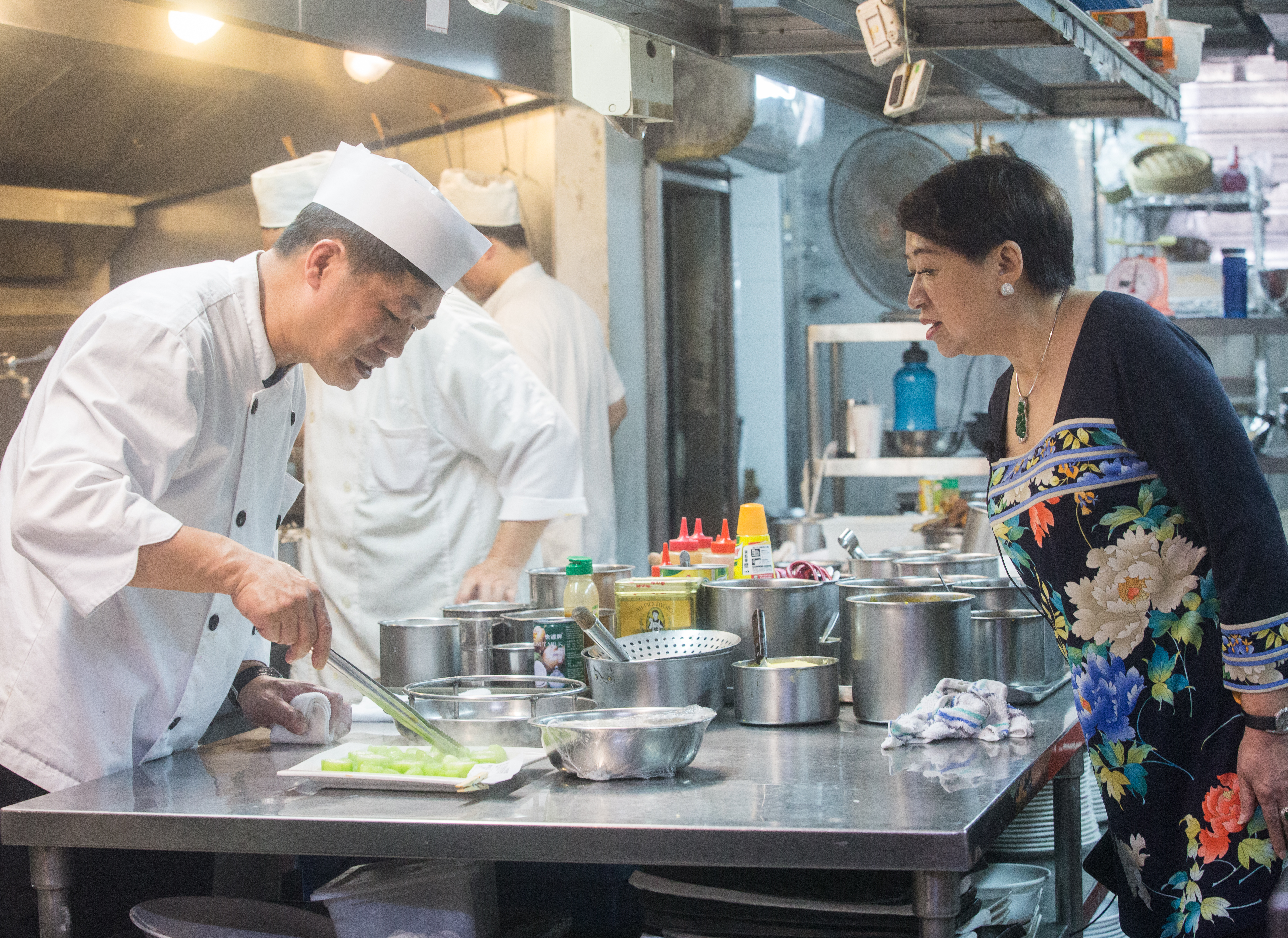 邱靜惠對餐飲品質把關嚴格，會親自巡視廚房狀況。