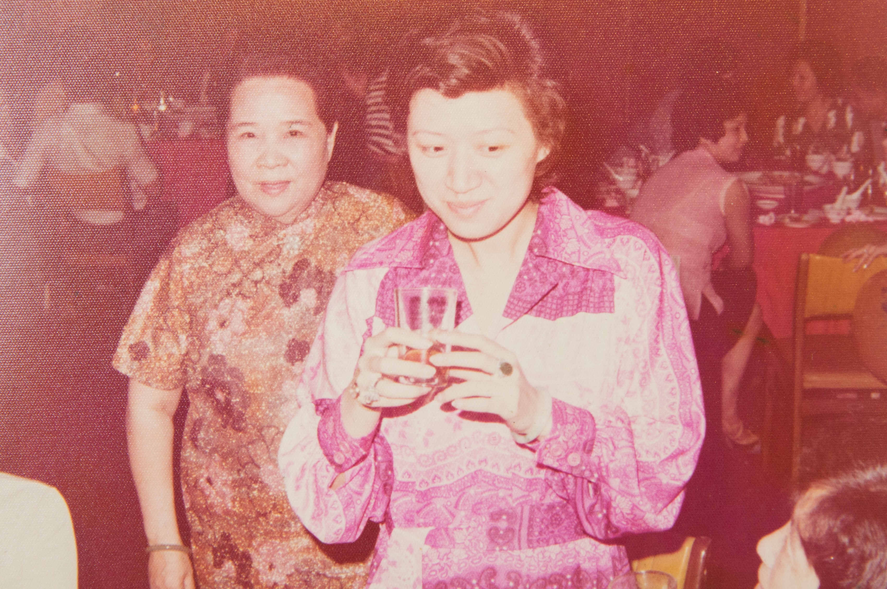 邱靜惠（右）還未過門就來餐廳幫忙，準婆婆吳蘇英（左）帶著她向客人敬酒寒暄。（大三元酒樓提供）