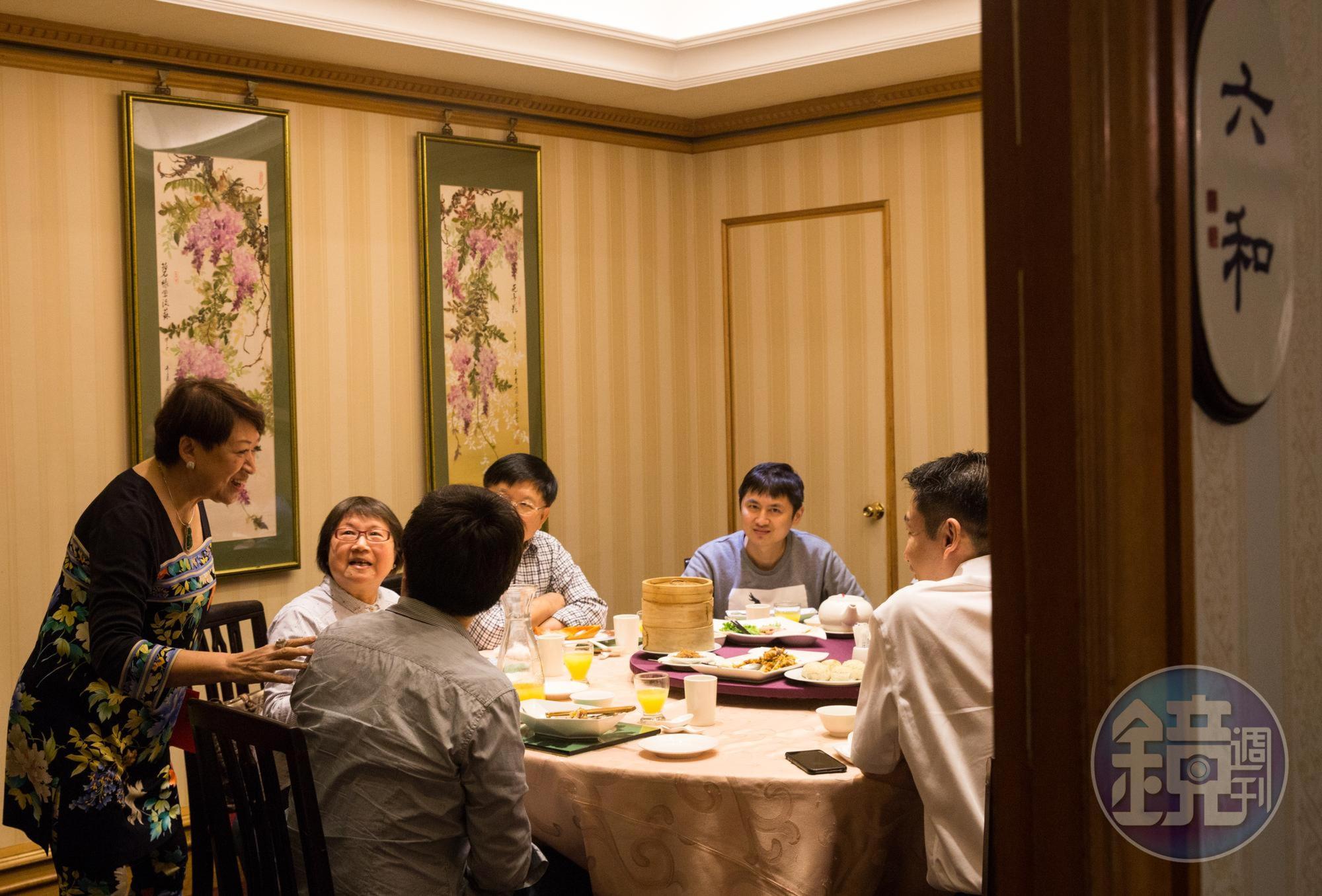 受婆婆影響，邱靜惠習慣飯後親自問候客人，延續老店濃濃人情味。
