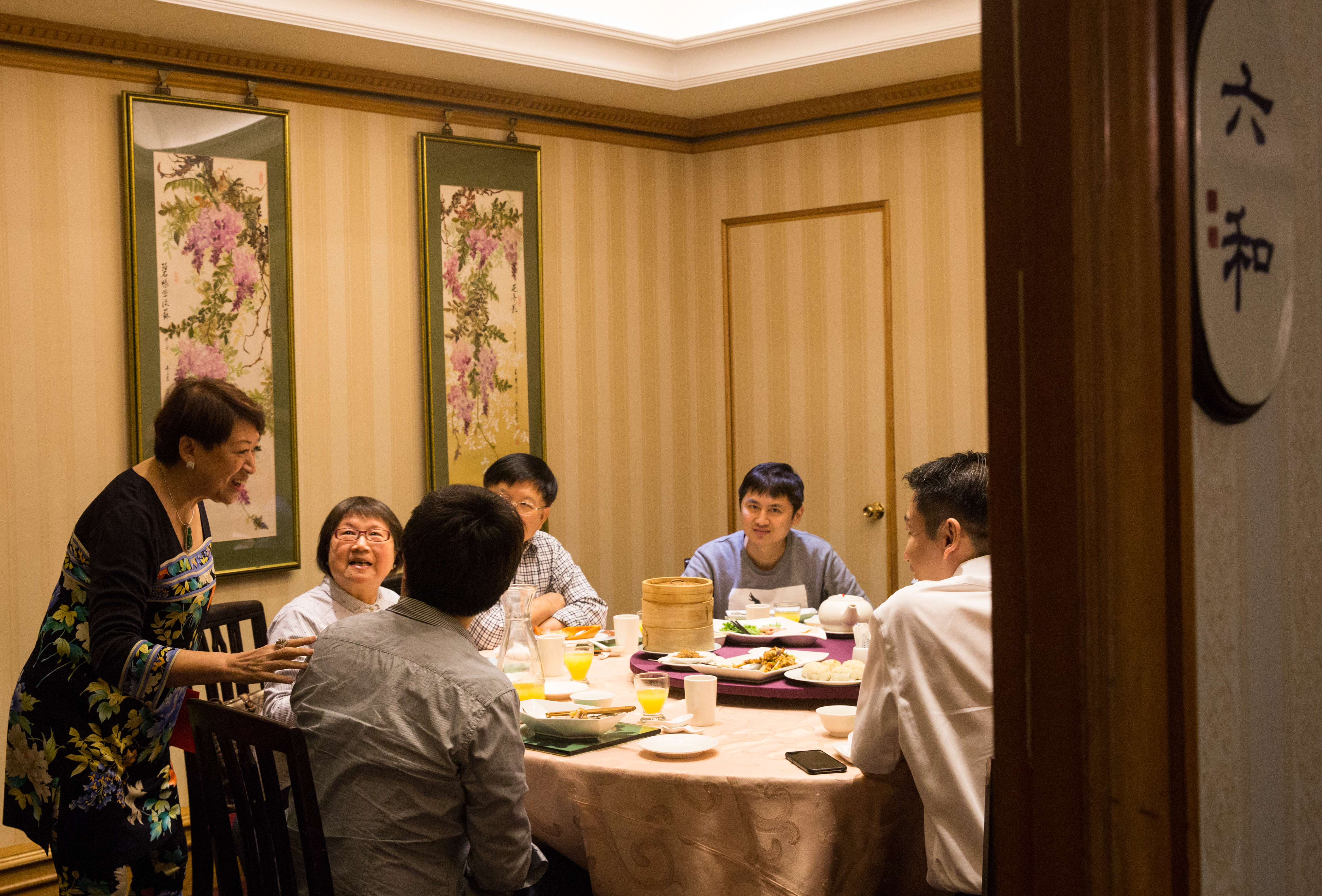 受婆婆影響，邱靜惠習慣飯後親自問候客人，延續老店濃濃人情味。