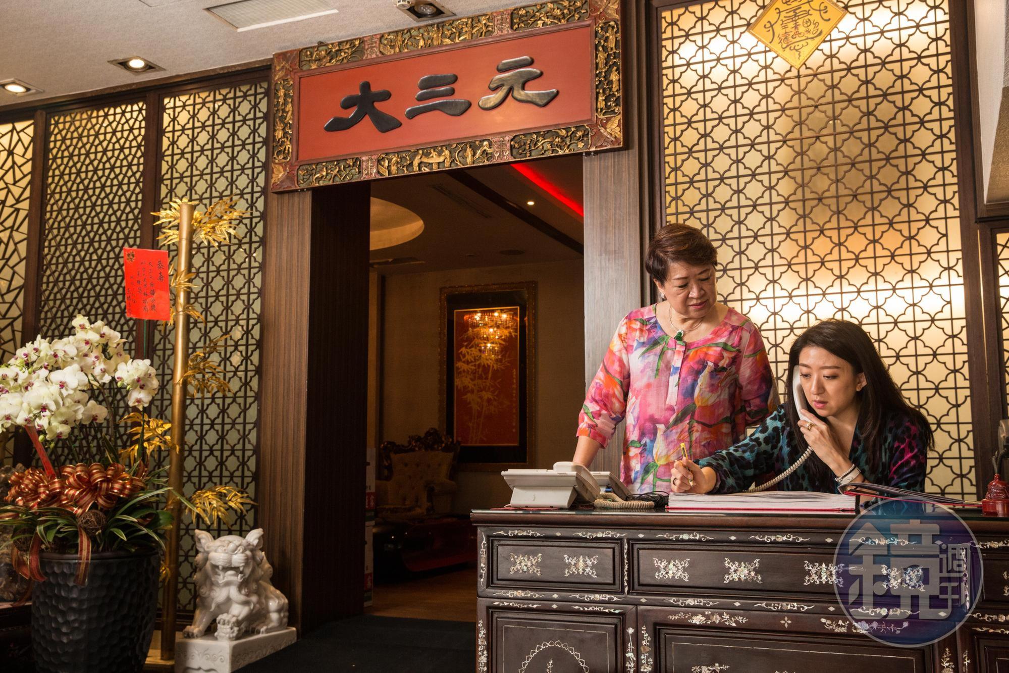 二女兒吳珮菁(右)結束童裝精品店生意,也來餐廳協助母親。