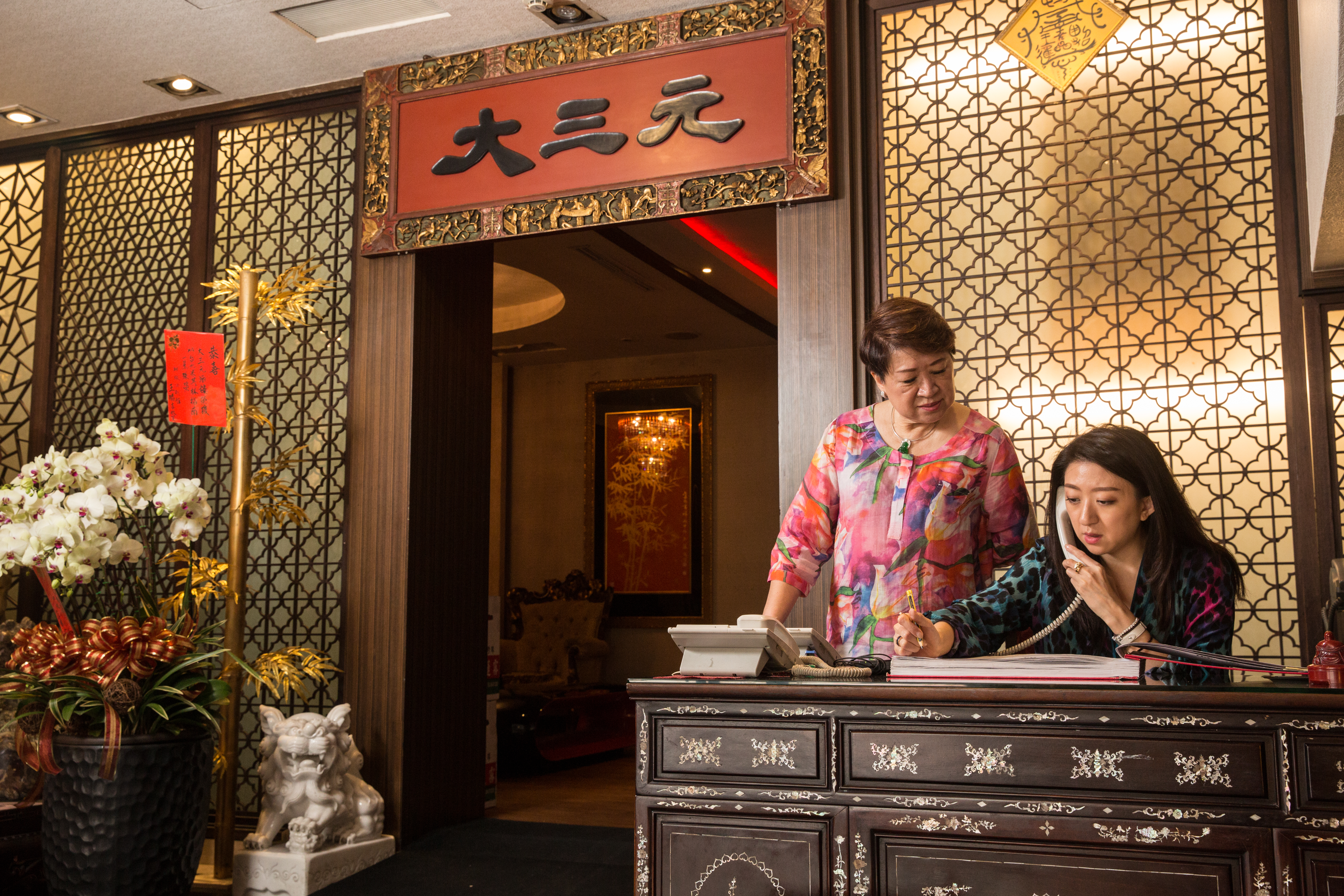 二女兒吳珮菁（右）結束童裝精品店生意，也來餐廳協助母親。